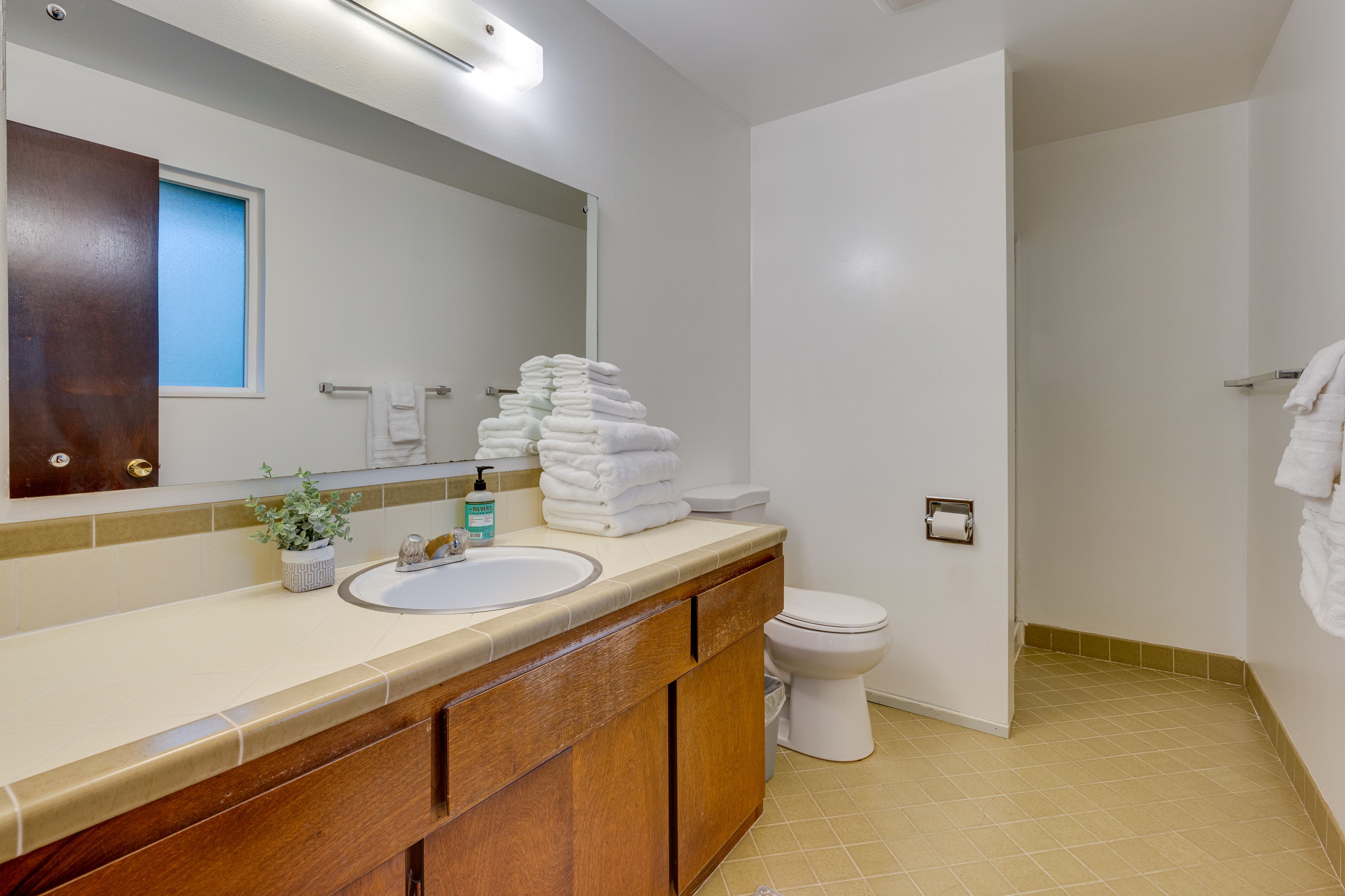En-Suite Bathroom | Complimentary Toiletries | Hair Dryer | Towels Provided