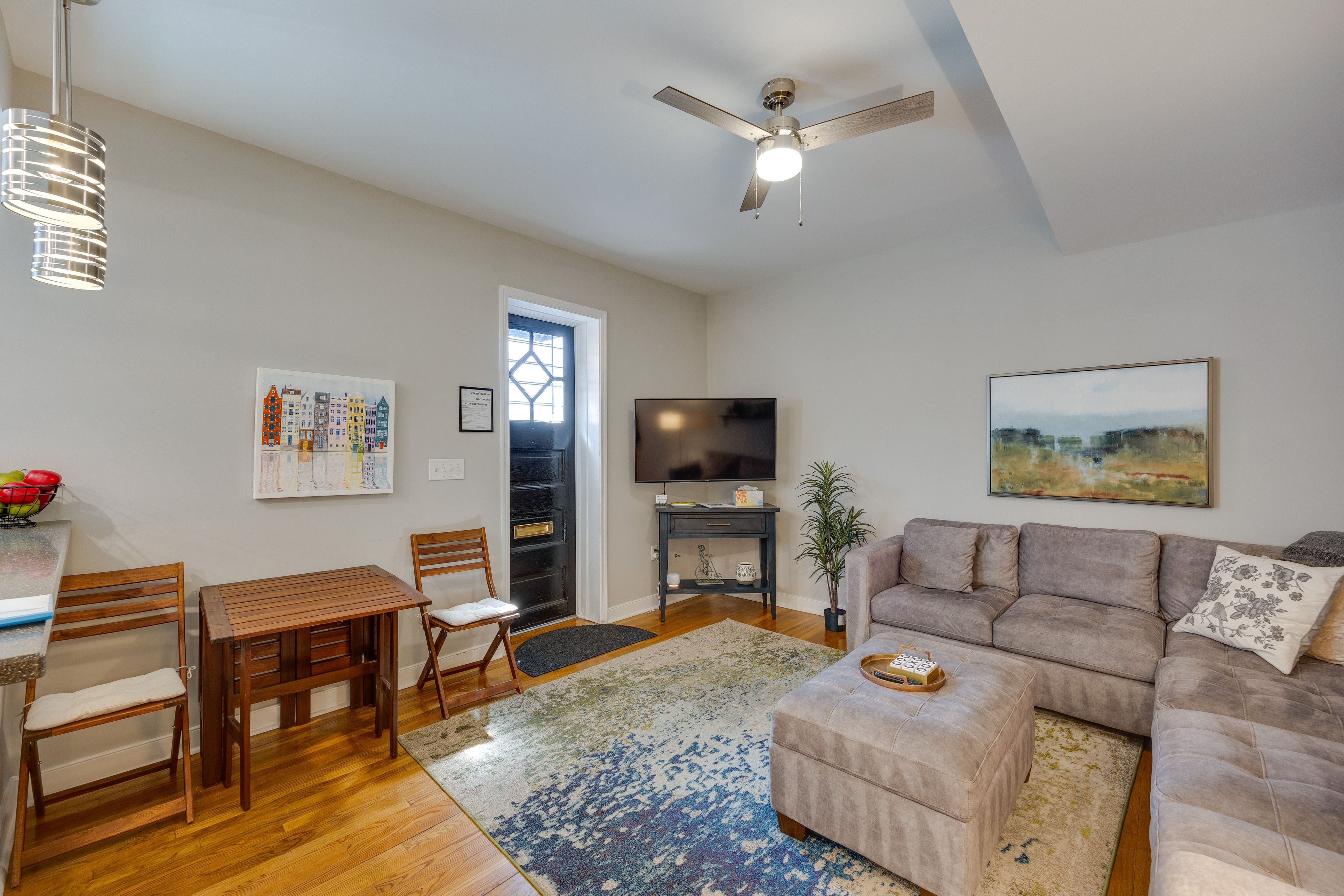 Living Room | Flat-Screen Cable TV | Central A/C
