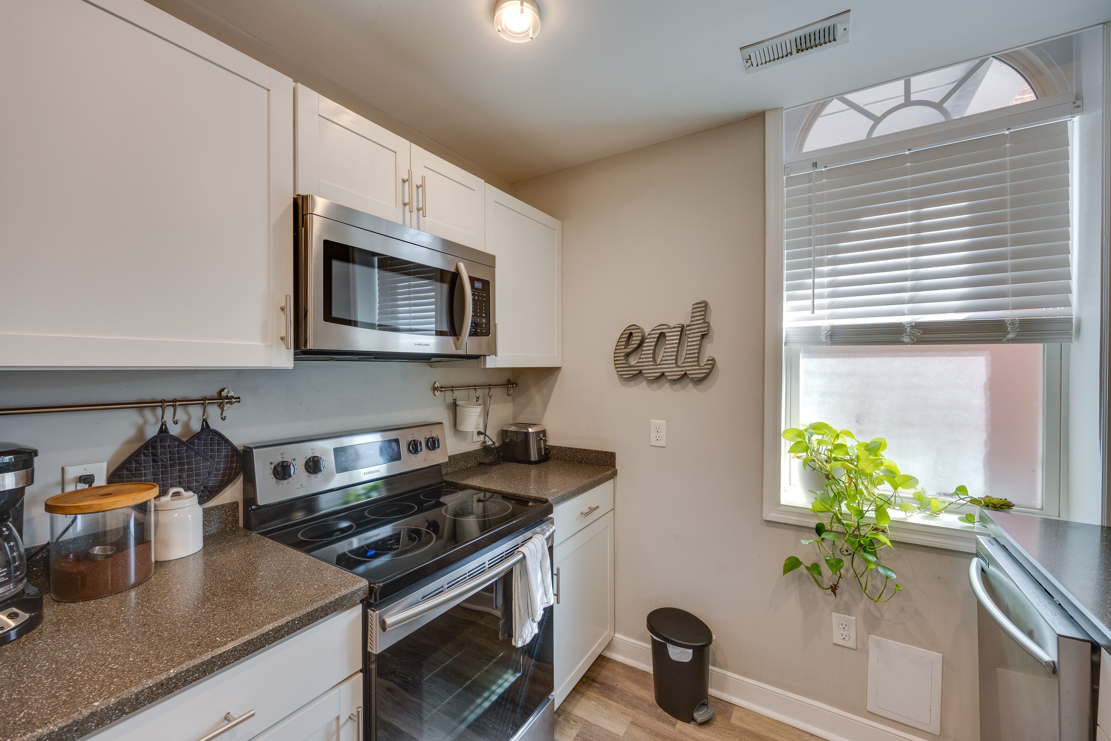 Kitchen | Equipped w/ Cooking Essentials