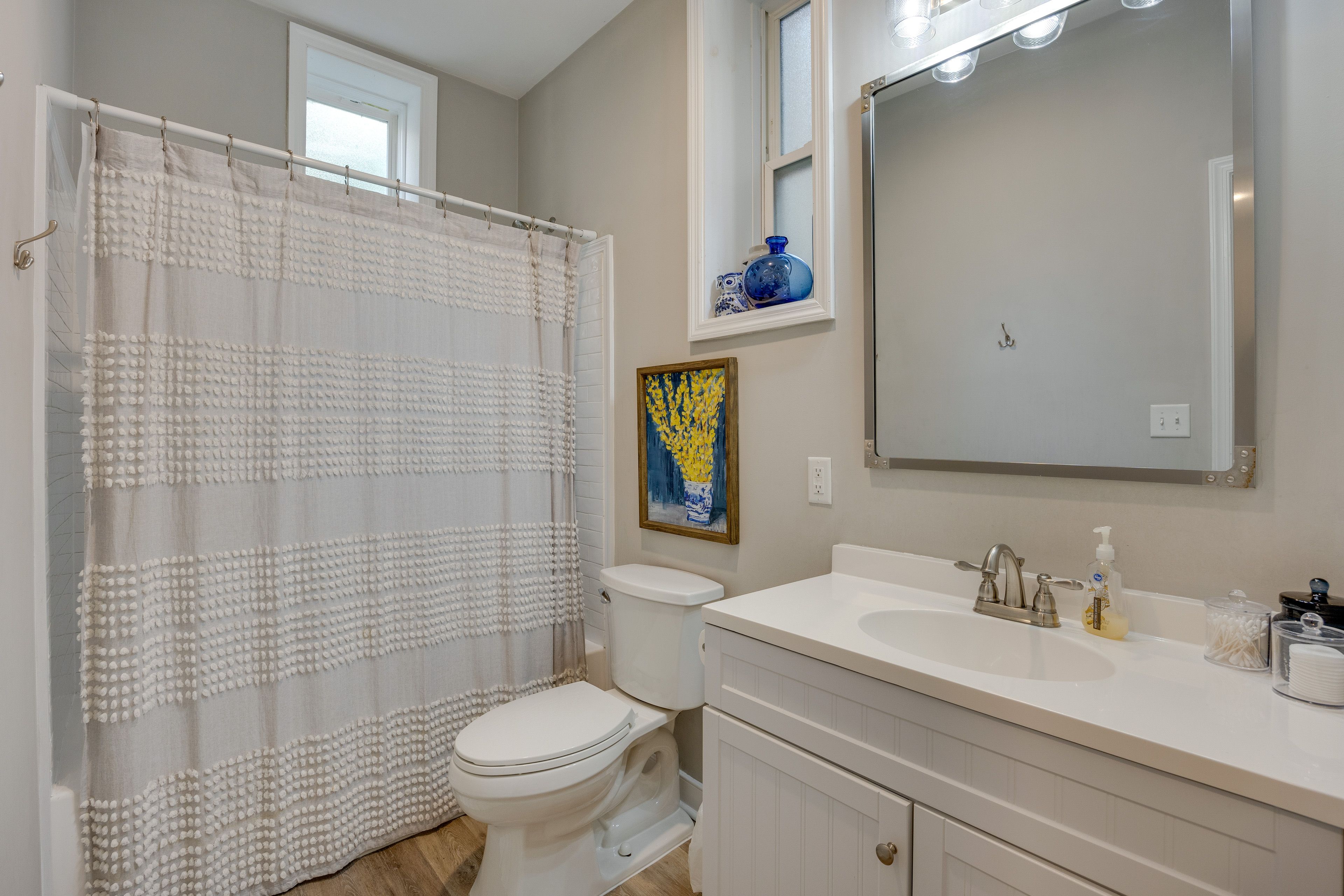 Full Bathroom | Towels Provided | Shower/Tub Combo