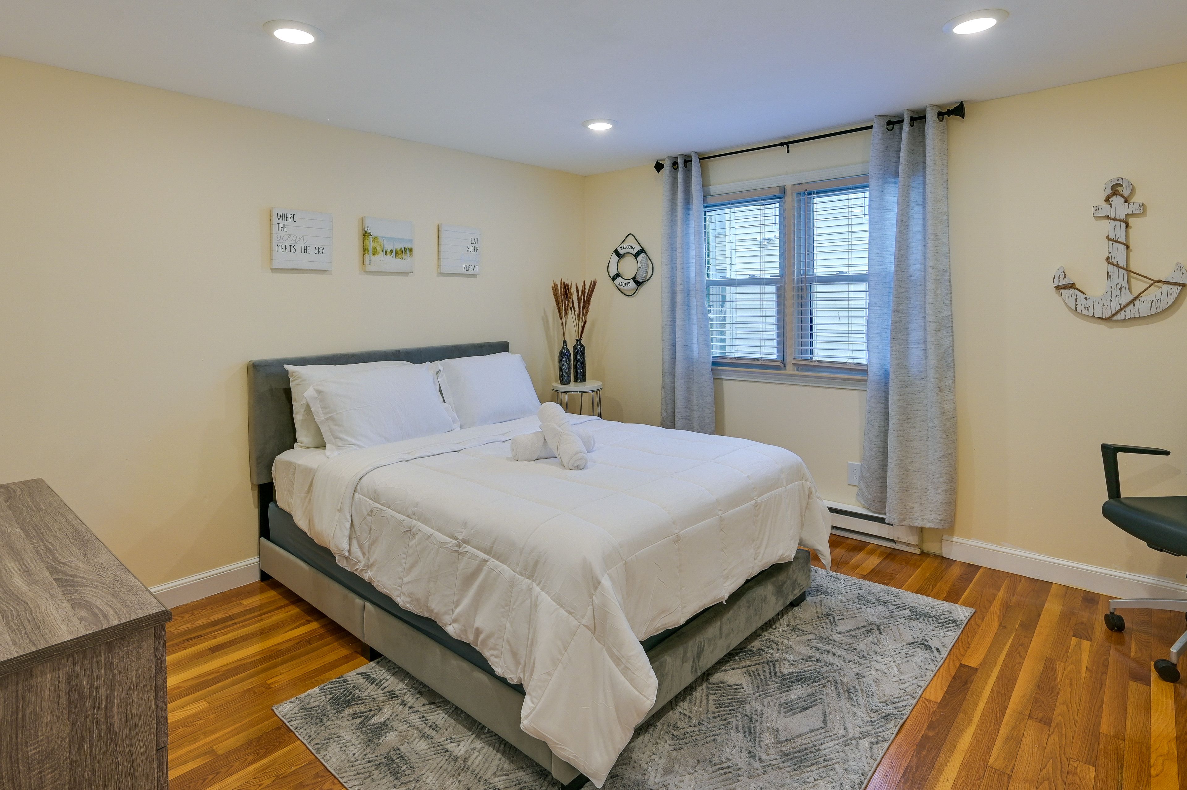 Bedroom 2 | Queen Bed | Smart TV