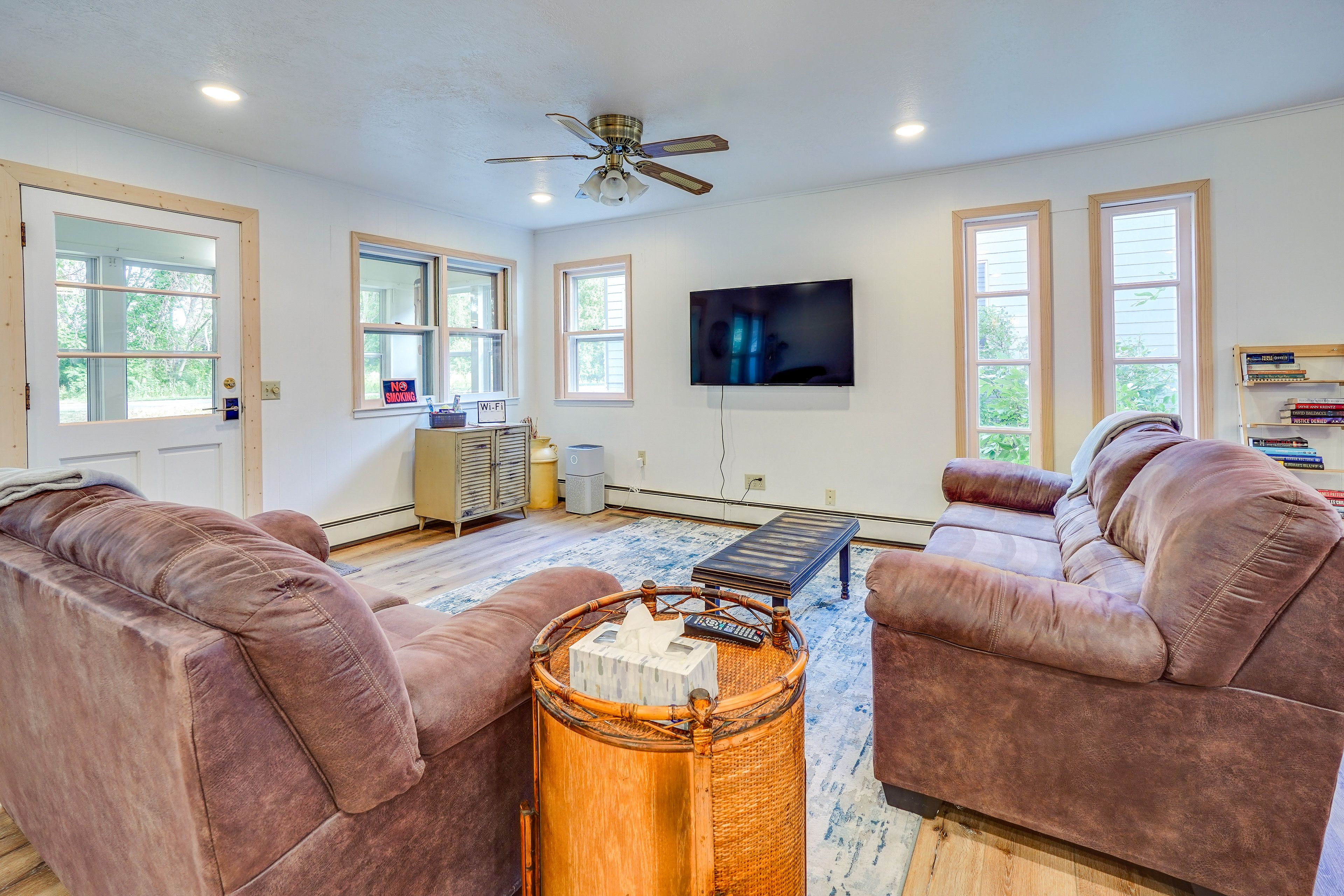 Living Room | Free WiFi | Central A/C & Heat | Smart TV