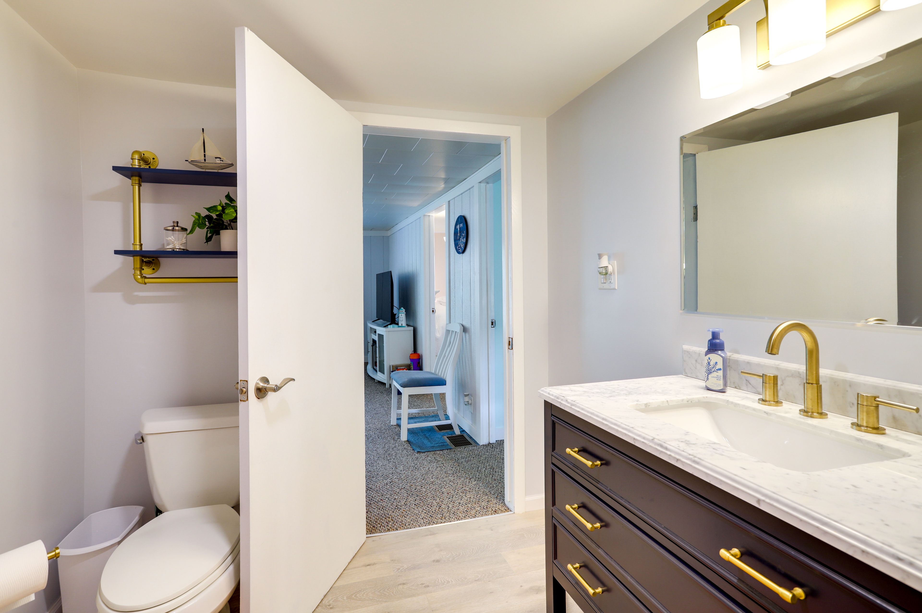 Bathroom | Complimentary Toiletries | Towels Provided