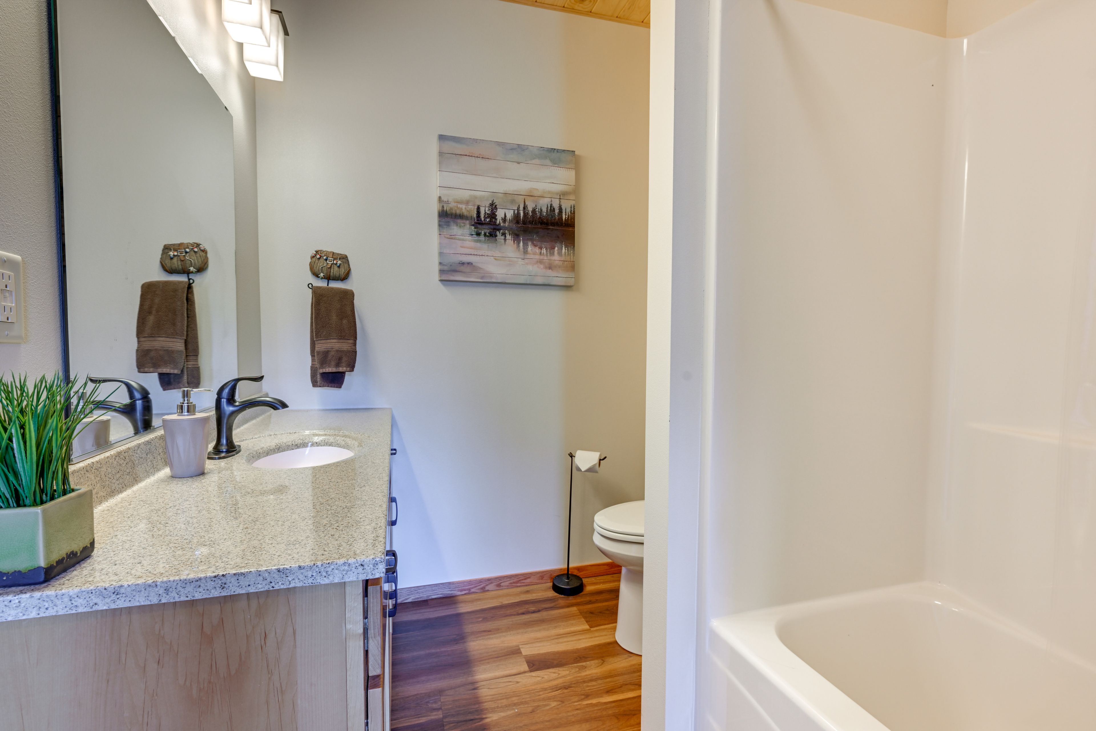 Full Bathroom | Towels Provided