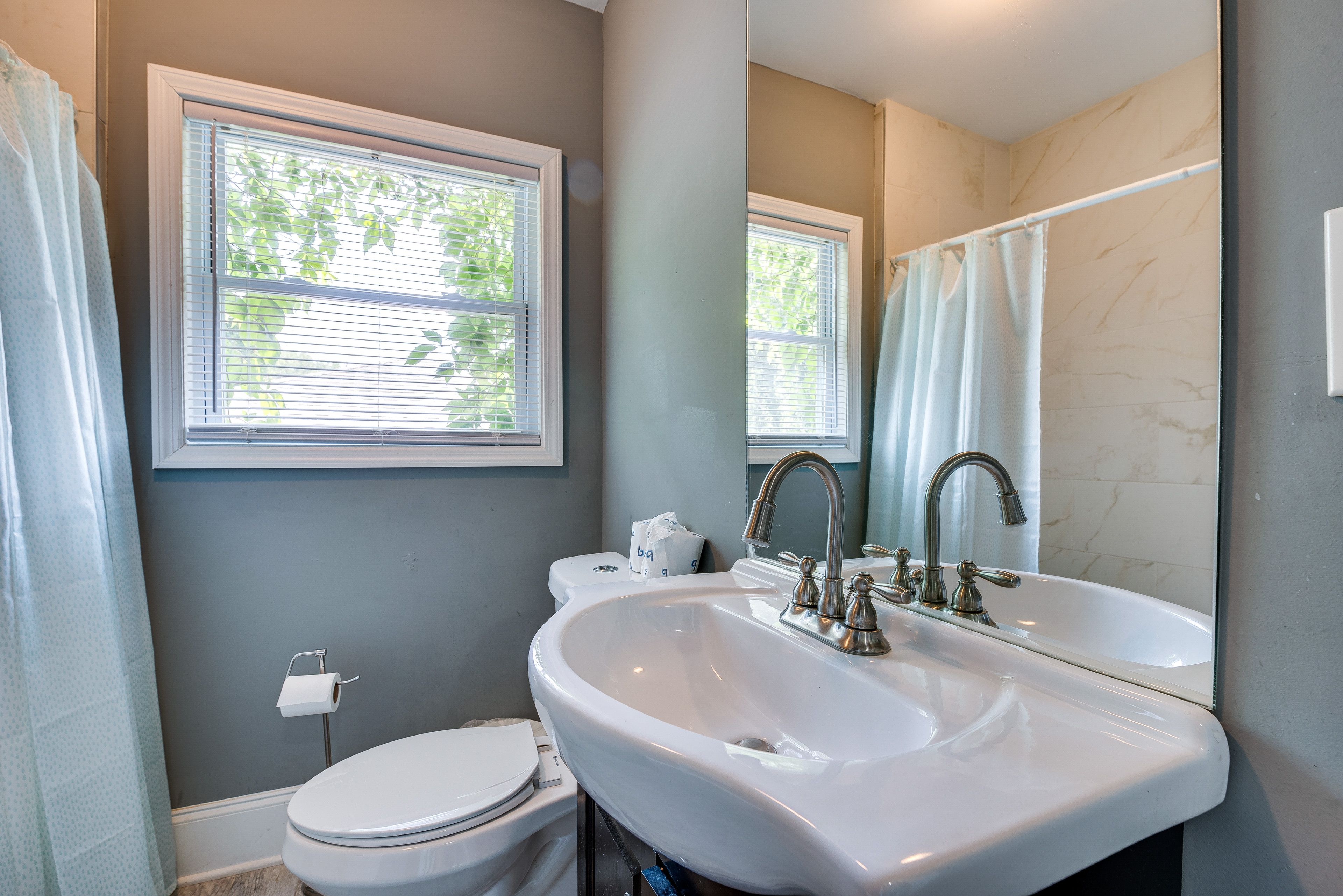Full Bath | Towels Provided