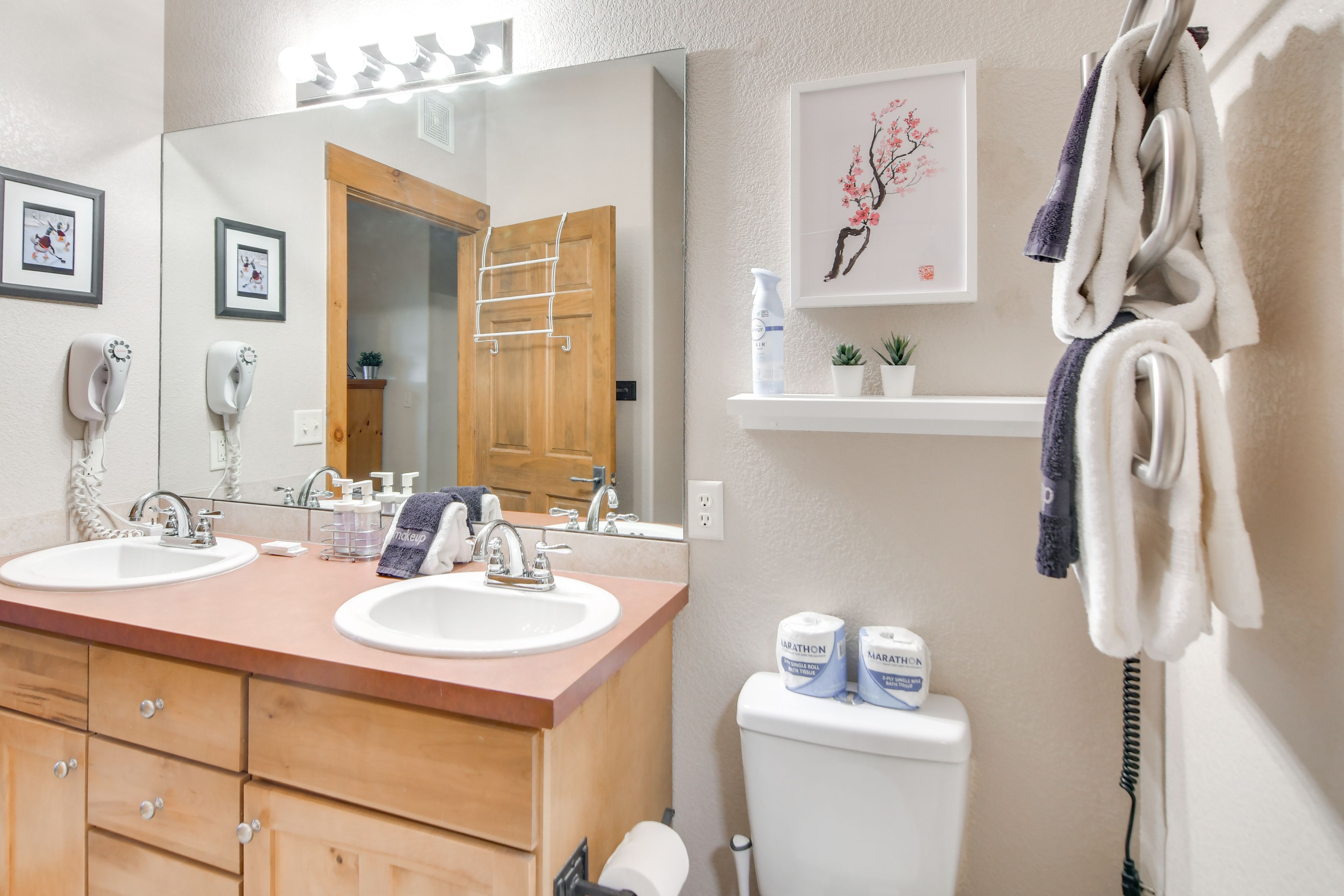 En-Suite Bathroom | Towels Provided | Jetted Tub