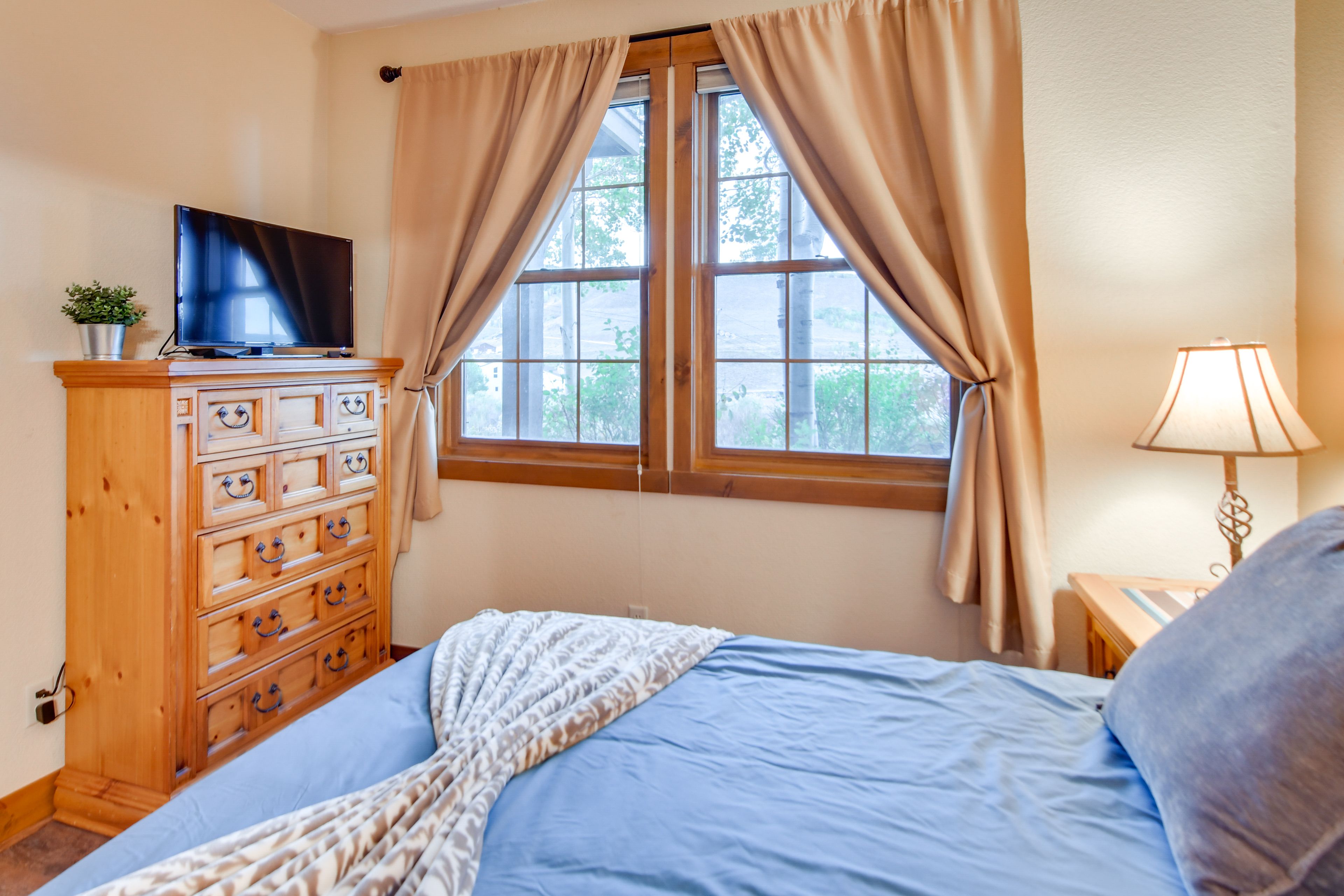 Bedroom | Queen Bed | Linens Provided