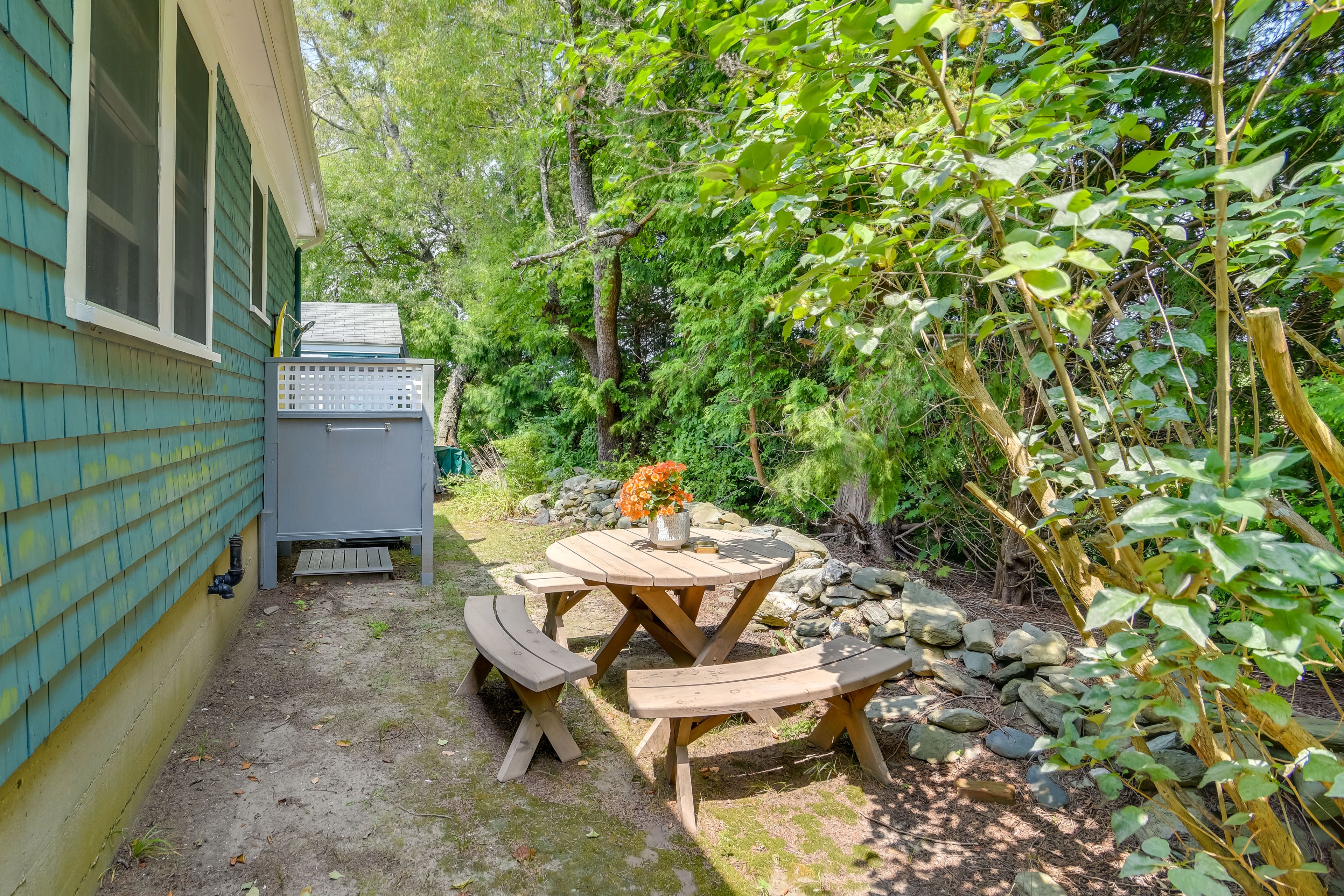Outdoor Dining Area | Outdoor Shower | Gas Grill