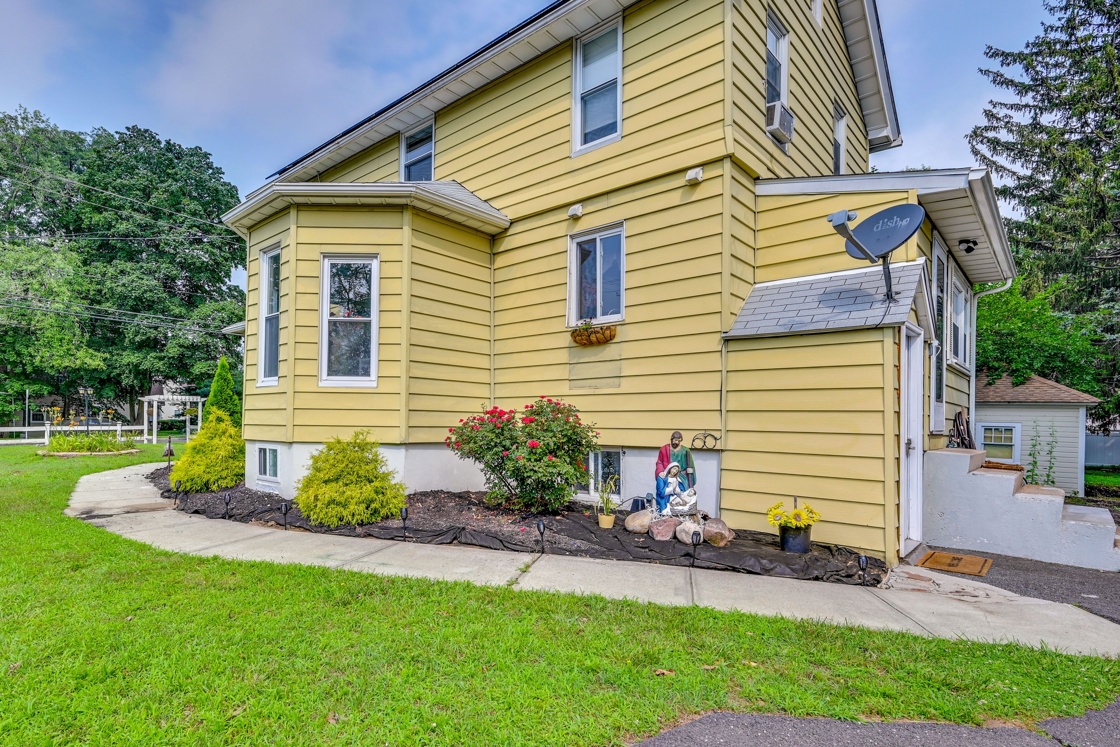 Property Exterior | Driveway (2 Vehicles)