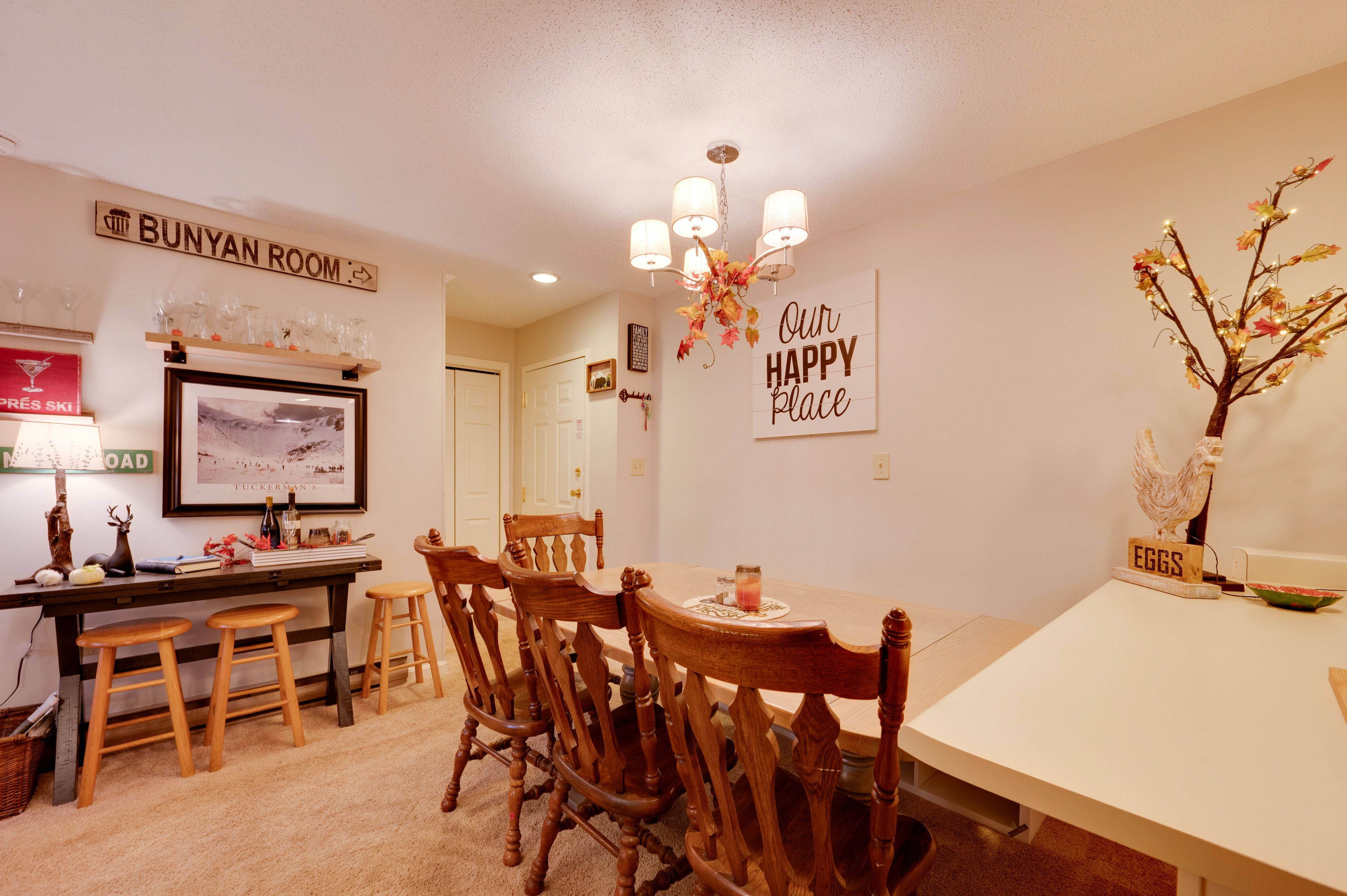 Dining Area | Dishware & Flatware Provided