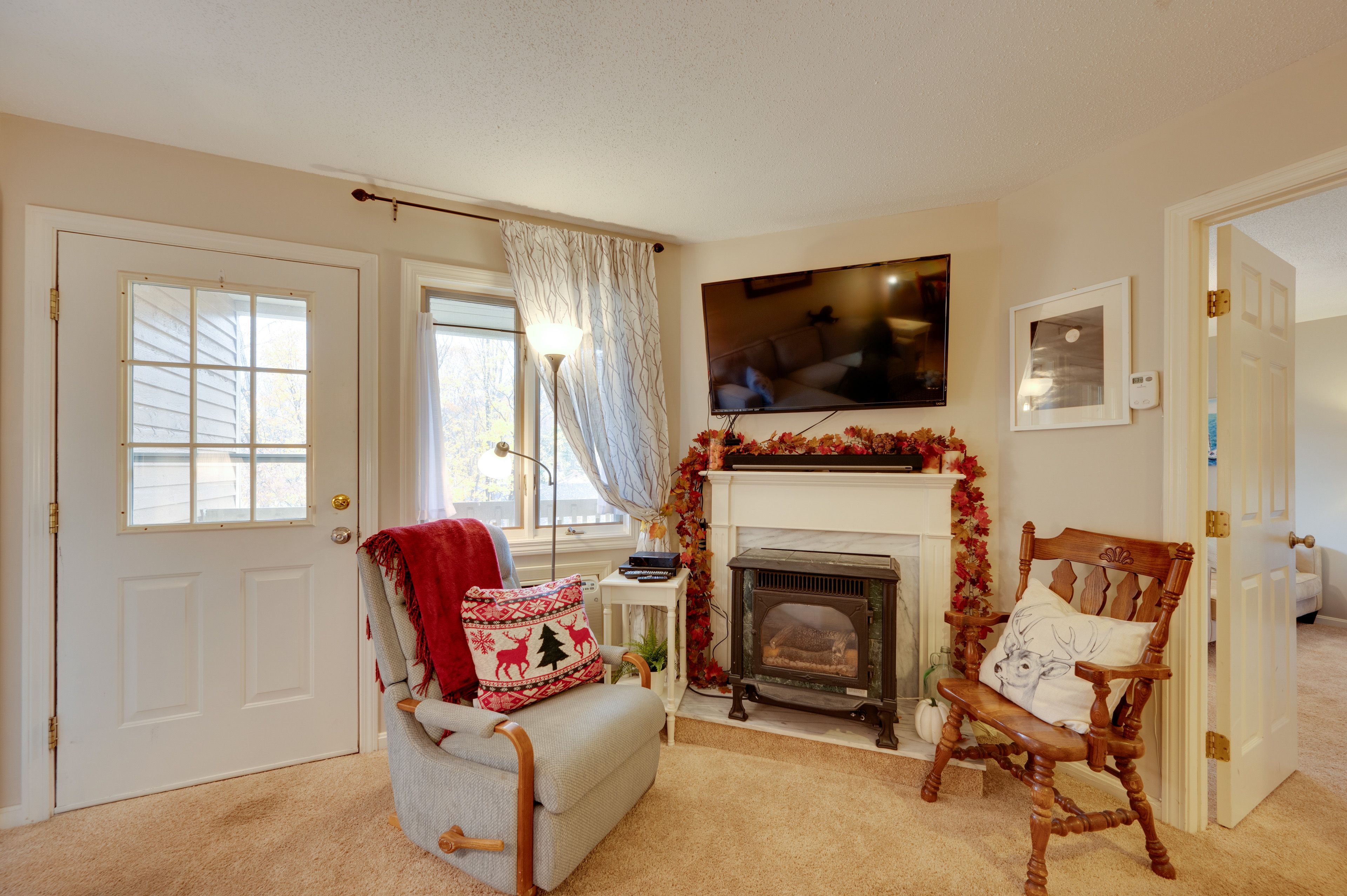 Living Room | Electric Fireplace | Smart TVs | Free WiFi | Queen Sleeper Sofa