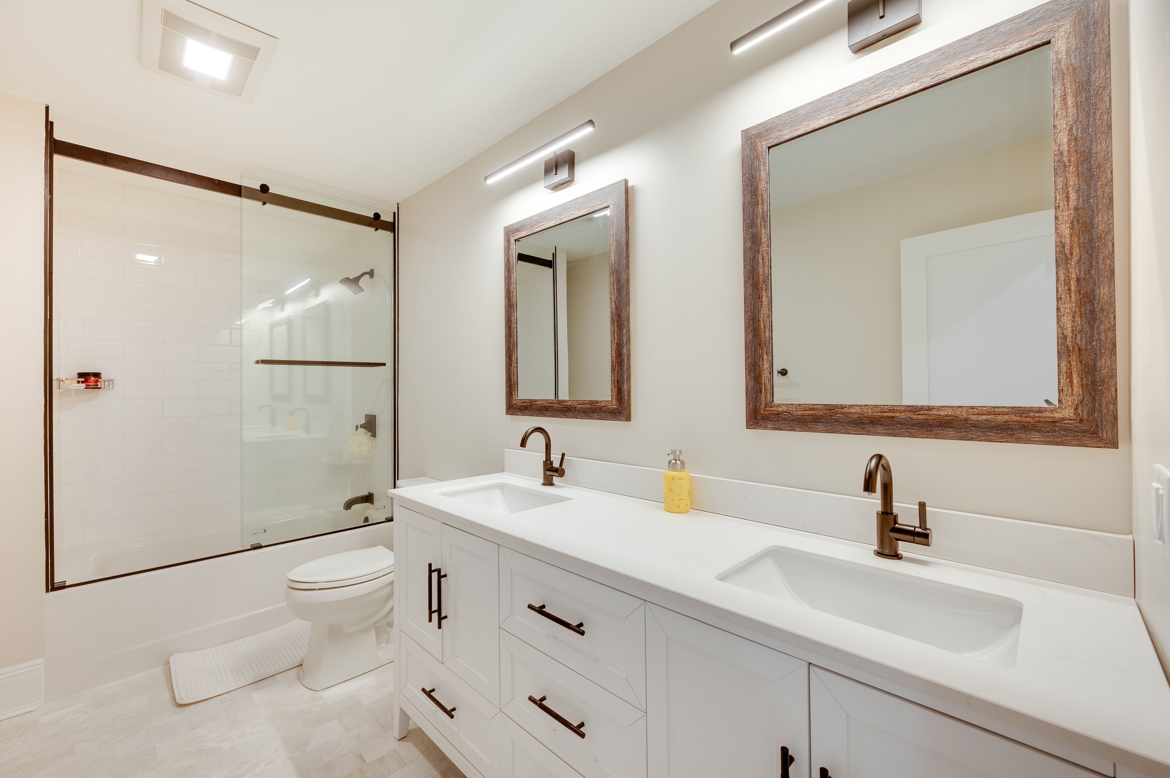 Full Bathroom | Towels Provided