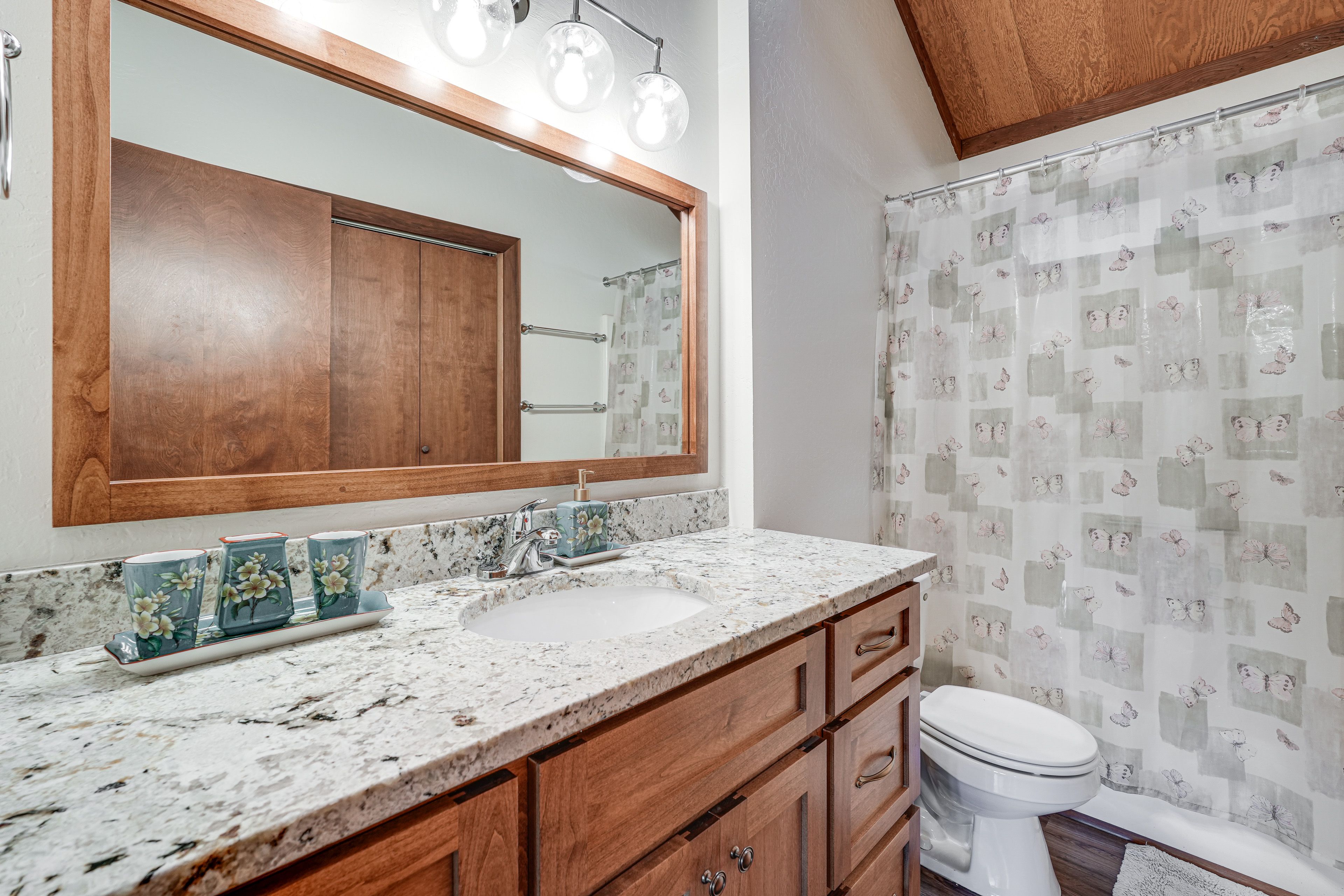 Full Bath | Washer/Dryer