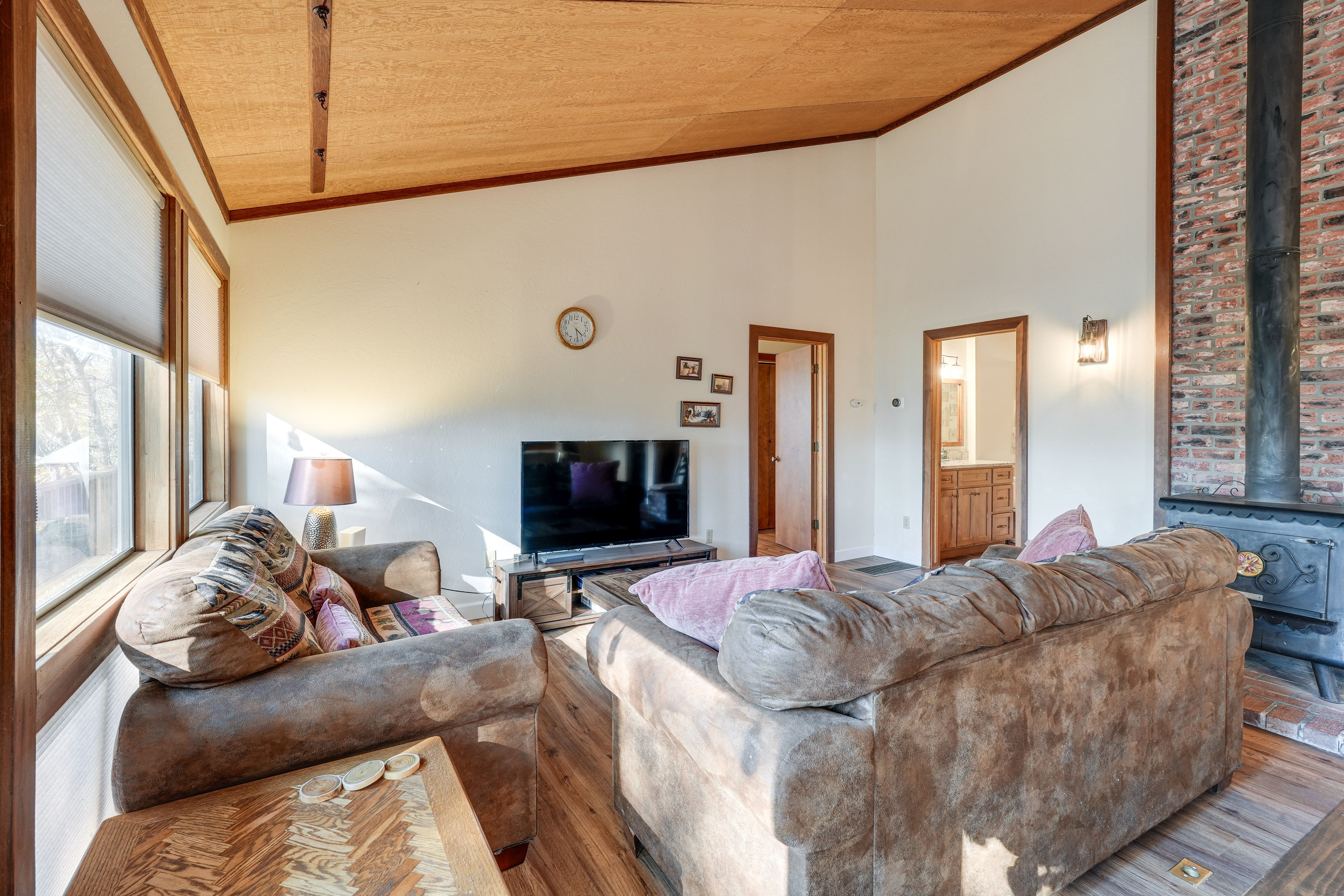 Living Room | Free WiFi | Smart TV | Central A/C | Wood-Burning Stove