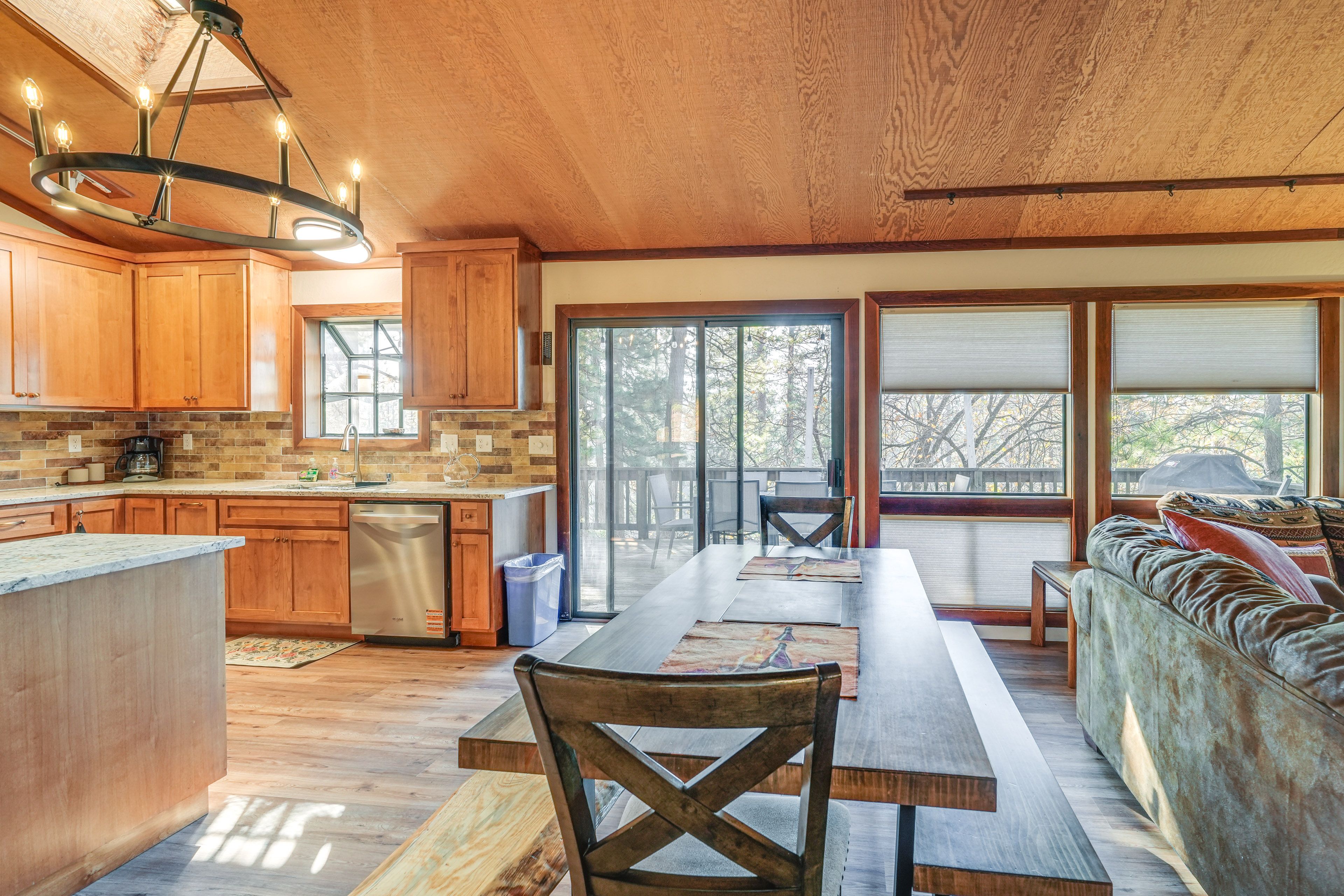 Dining Area | Dishware & Flatware Provided