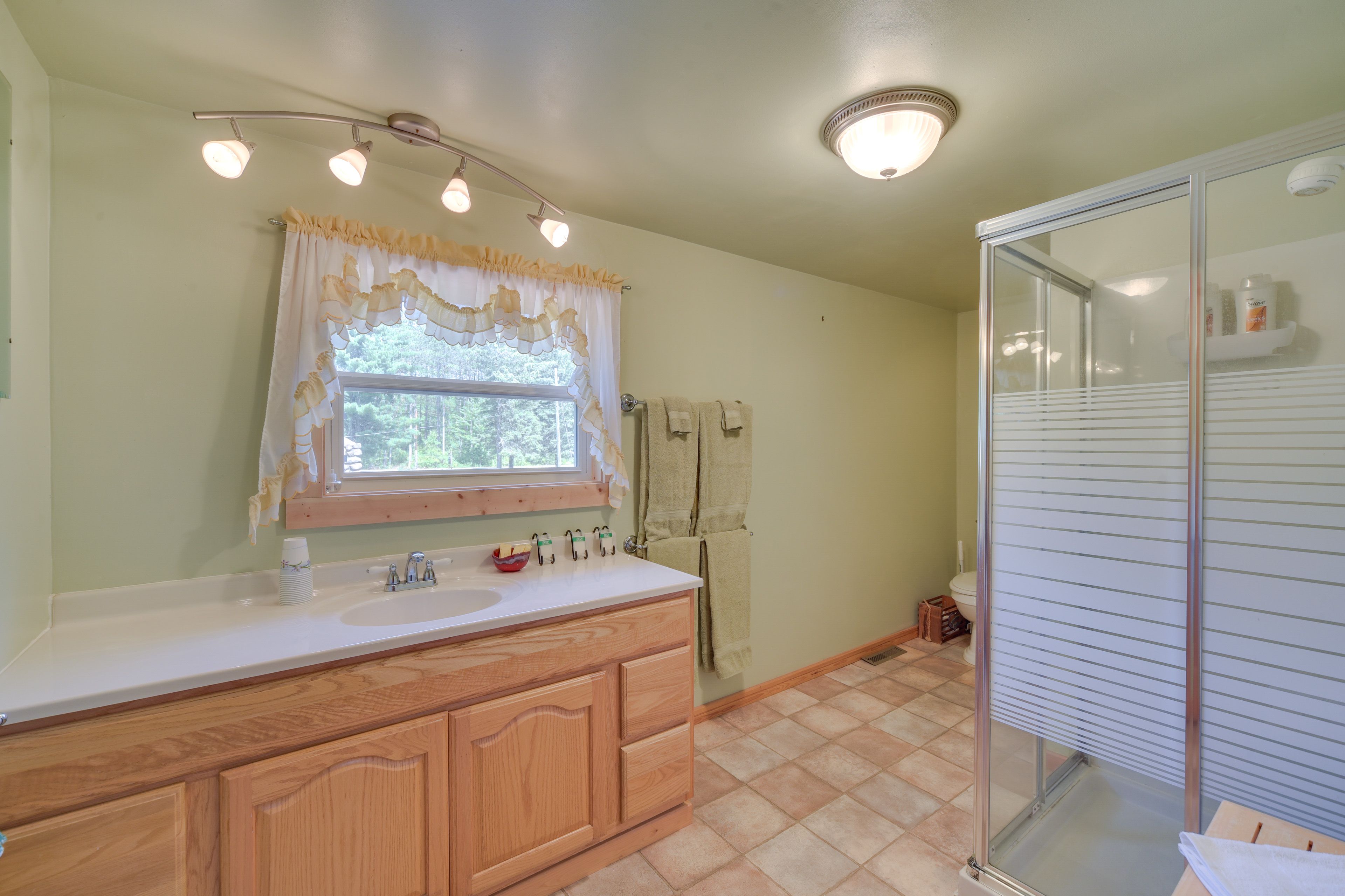 Full Bathroom | 2nd Floor | Complimentary Toiletries Provided