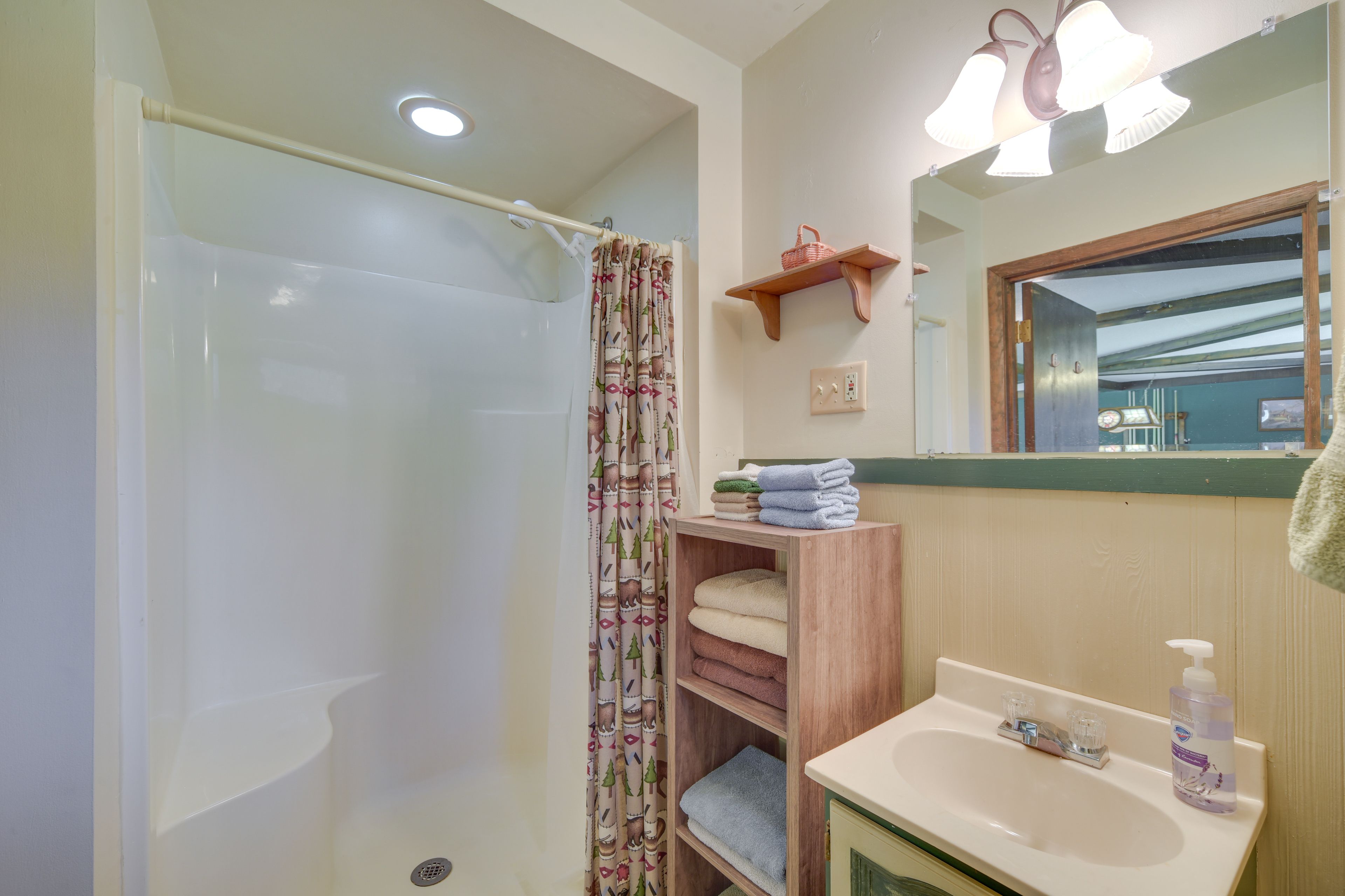 Full Bathroom | 1st Floor | Towels Provided