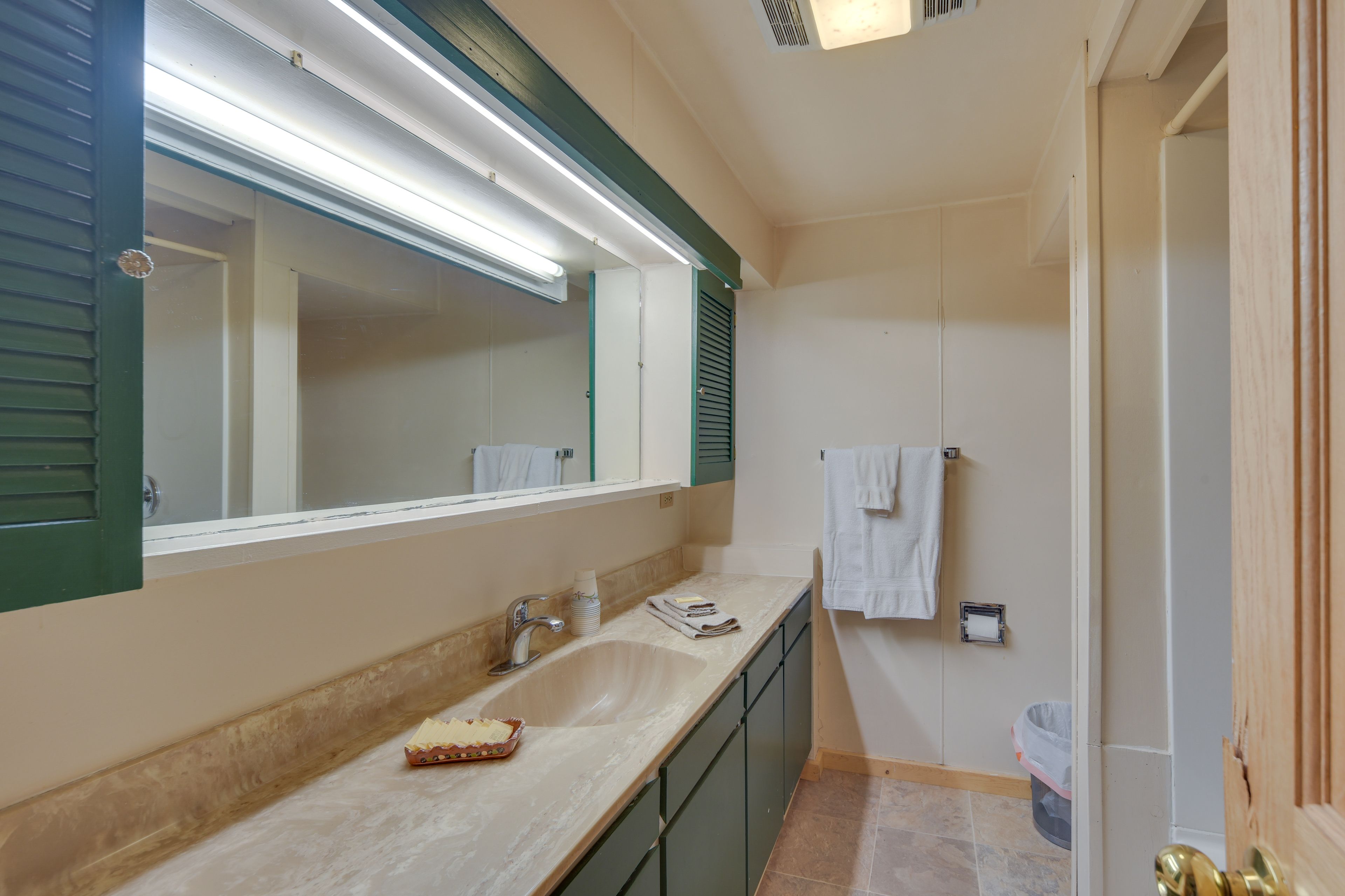 Full Bathroom | 2nd Floor
