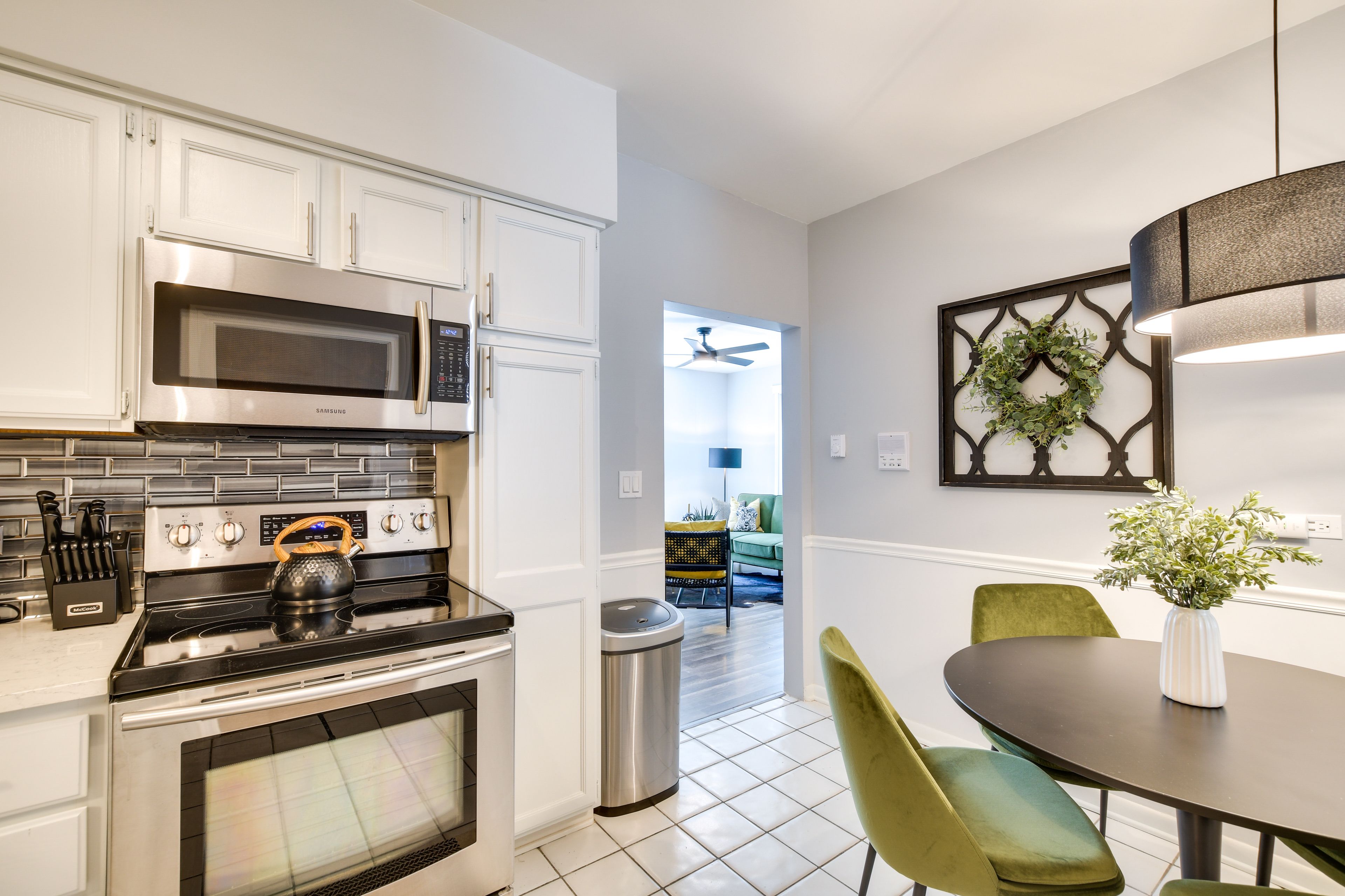 Kitchen | Dishware & Flatware | Ice Maker | Stove/Oven