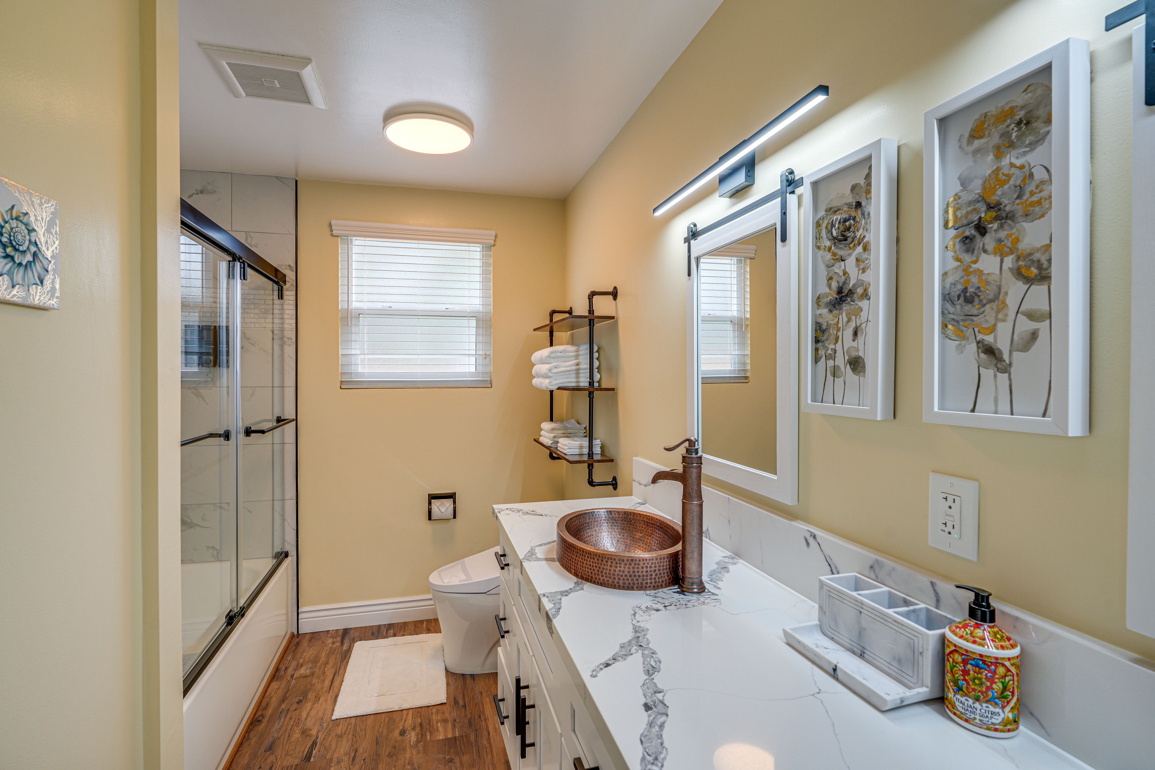 Full Bathroom | Towels Provided | Complimentary Toiletries