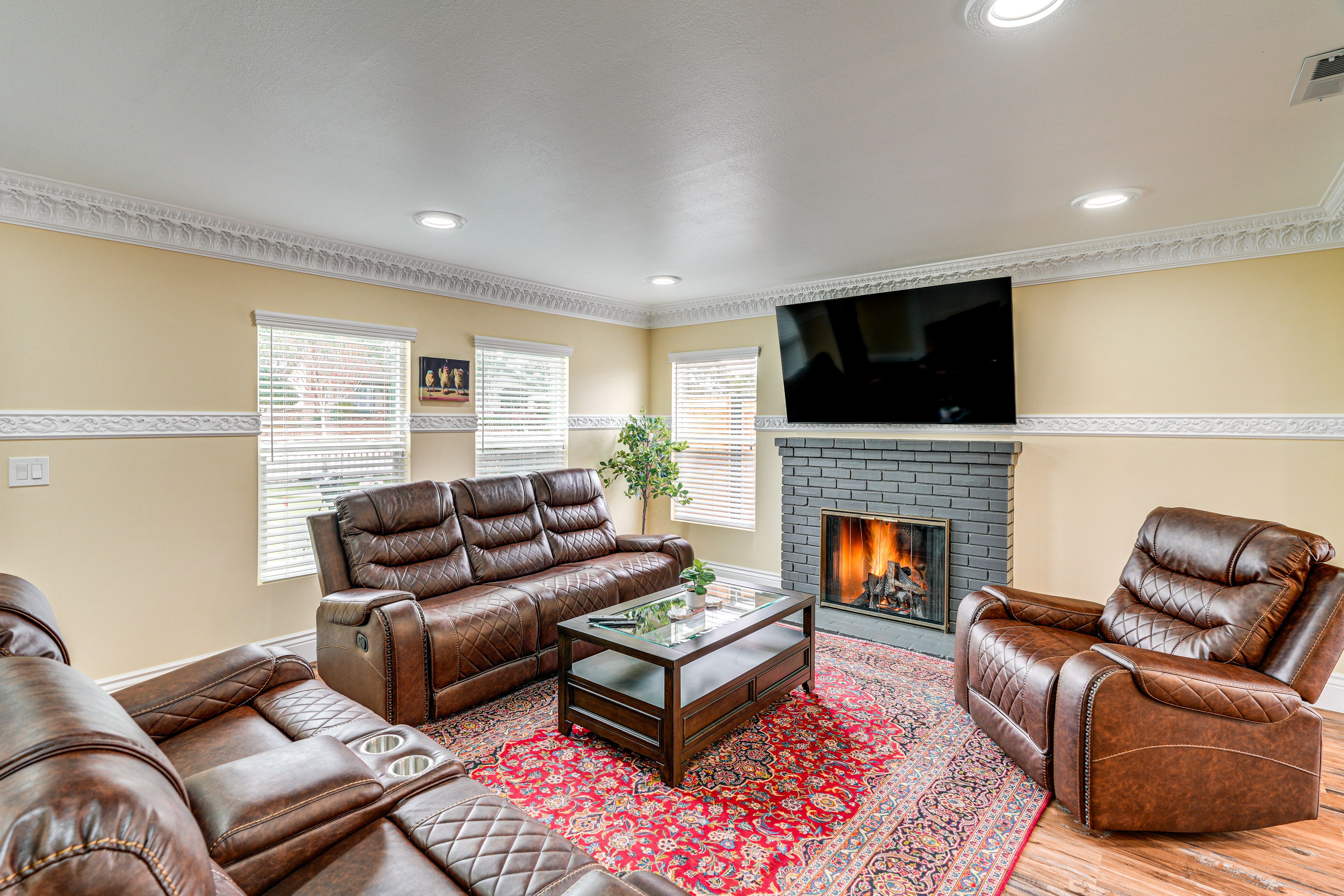 Living Room | Free WiFi | Smart TV | Gas Fireplace