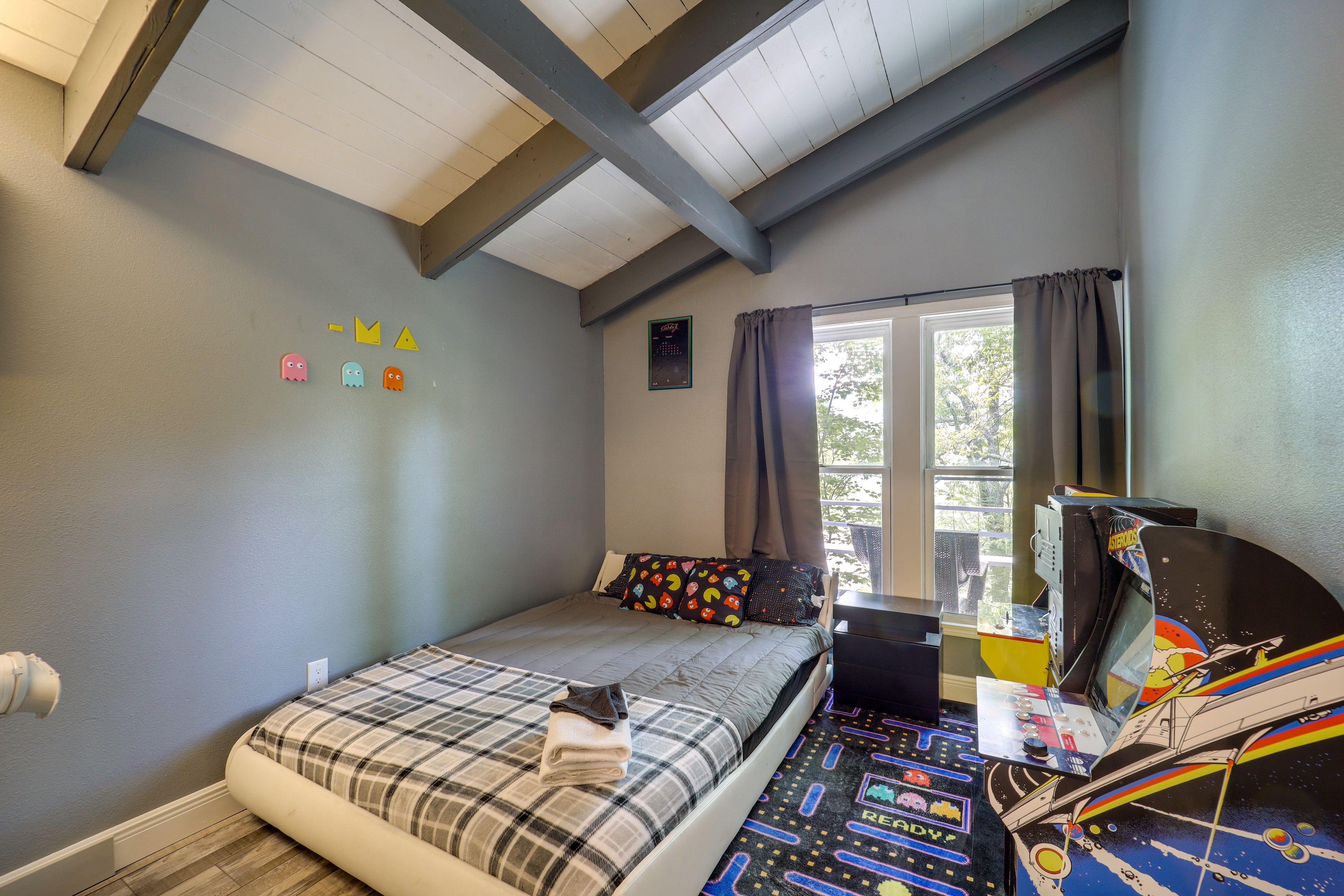 Bedroom 2 | Queen Bed | Smart TV