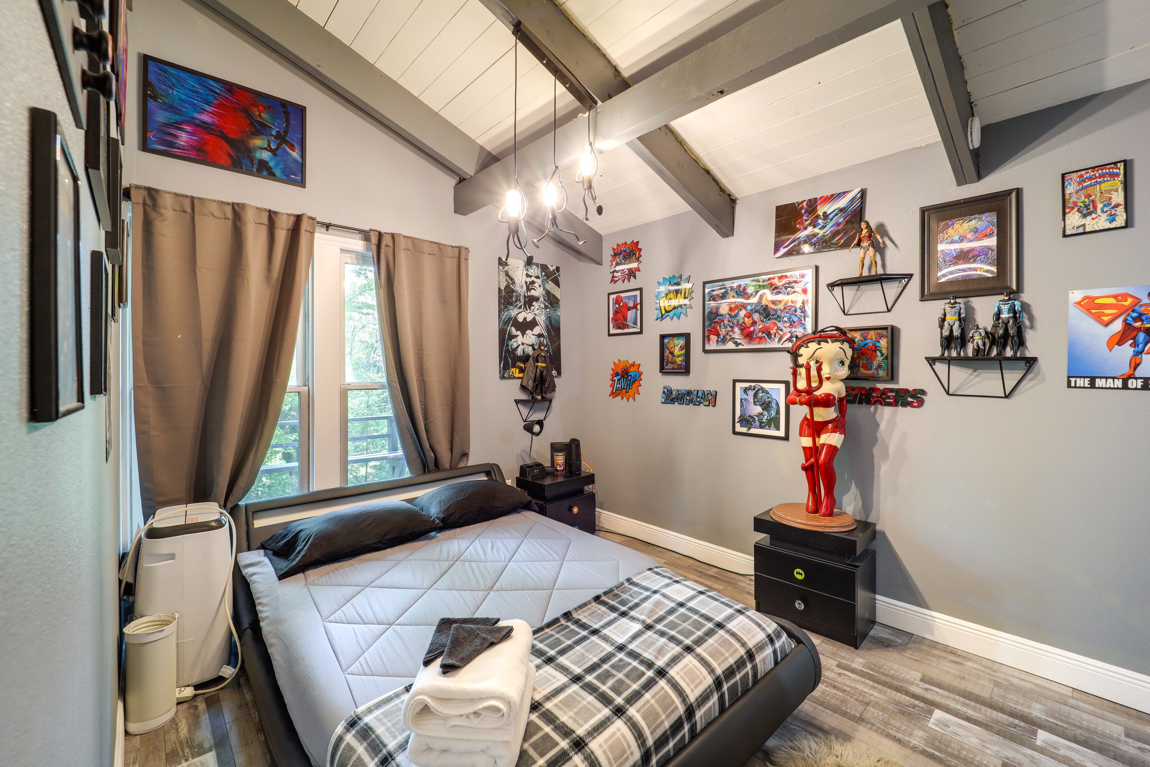 Bedroom 1 | Queen Bed | Smart TV