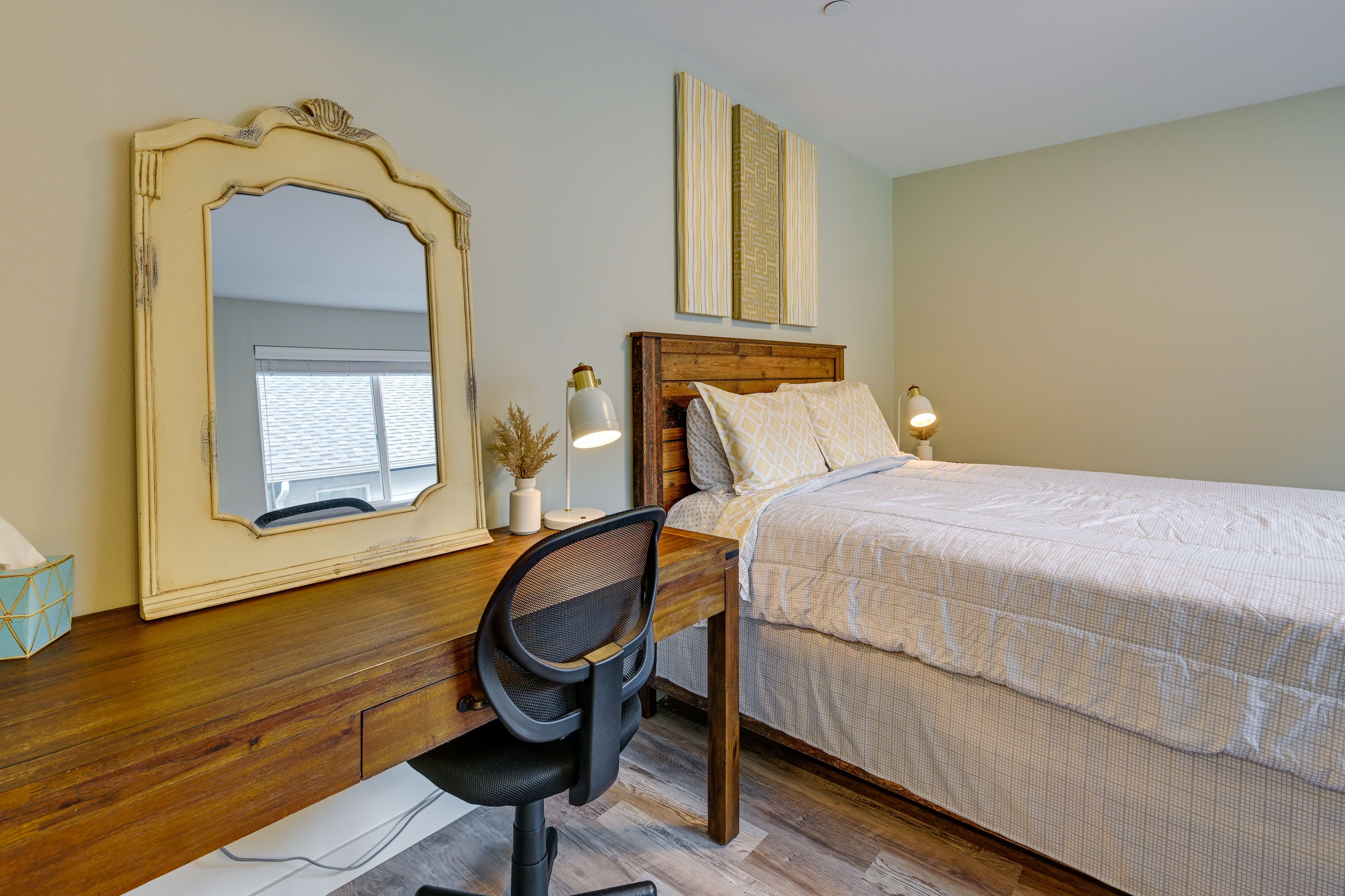 Bedroom 2 | Queen Bed | Desk Workspace