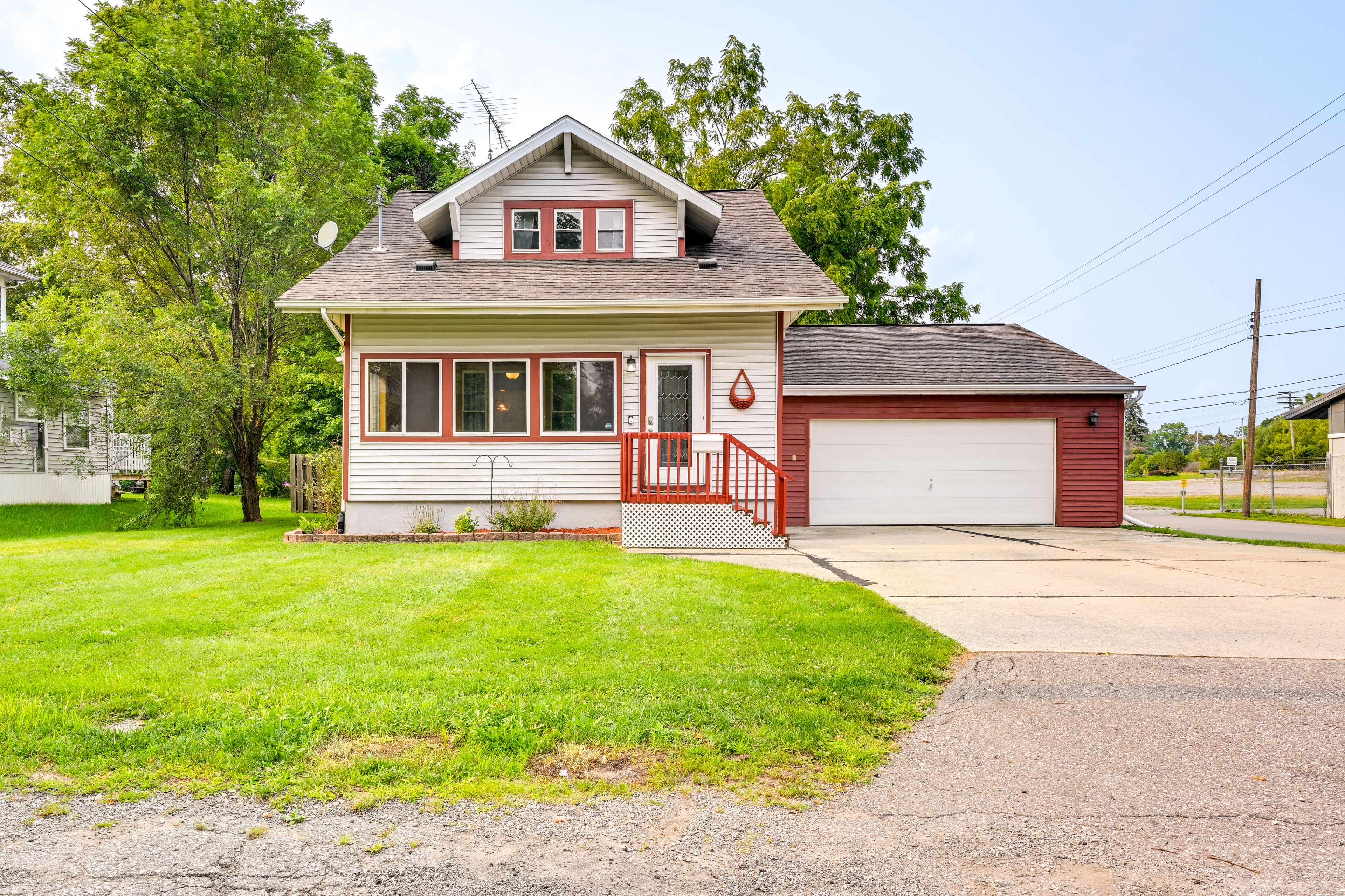Grand Blanc Vacation Rental | 2BR | 2BA | Stairs Required | 1,129 Sq Ft