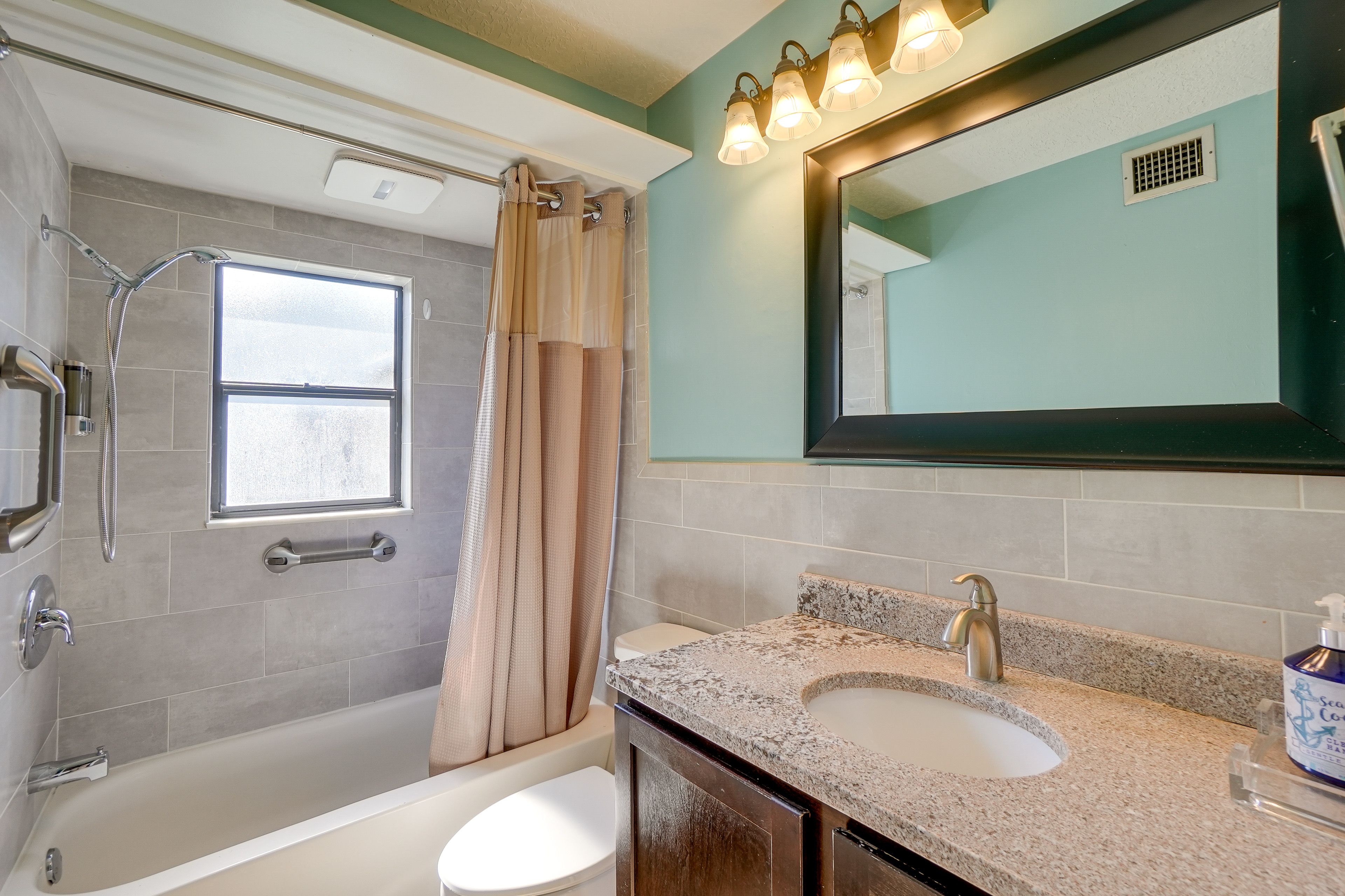 Full Bathroom | Towels Provided