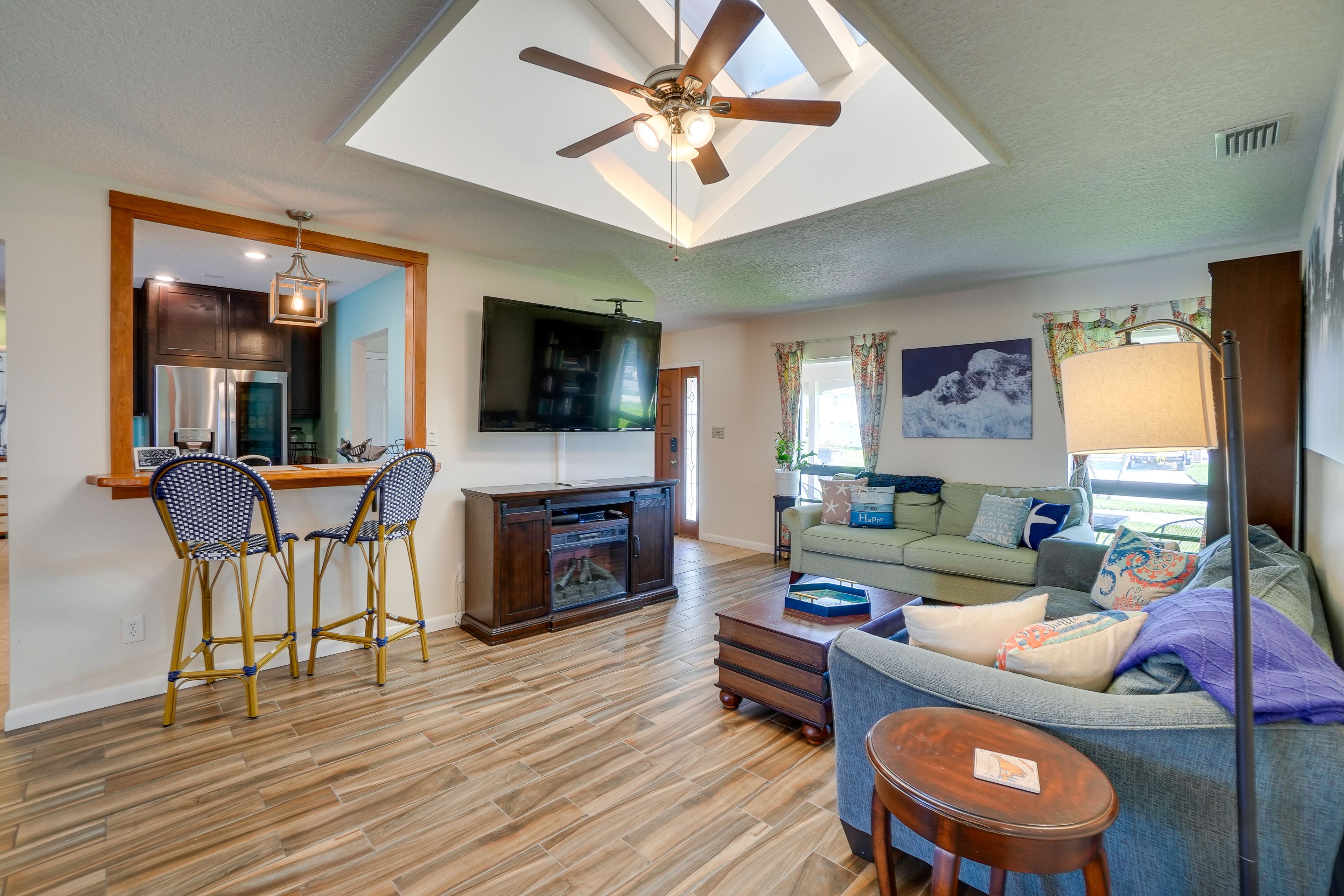 Living Room | Queen Sleeper Sofa | Free WiFi | Central A/C