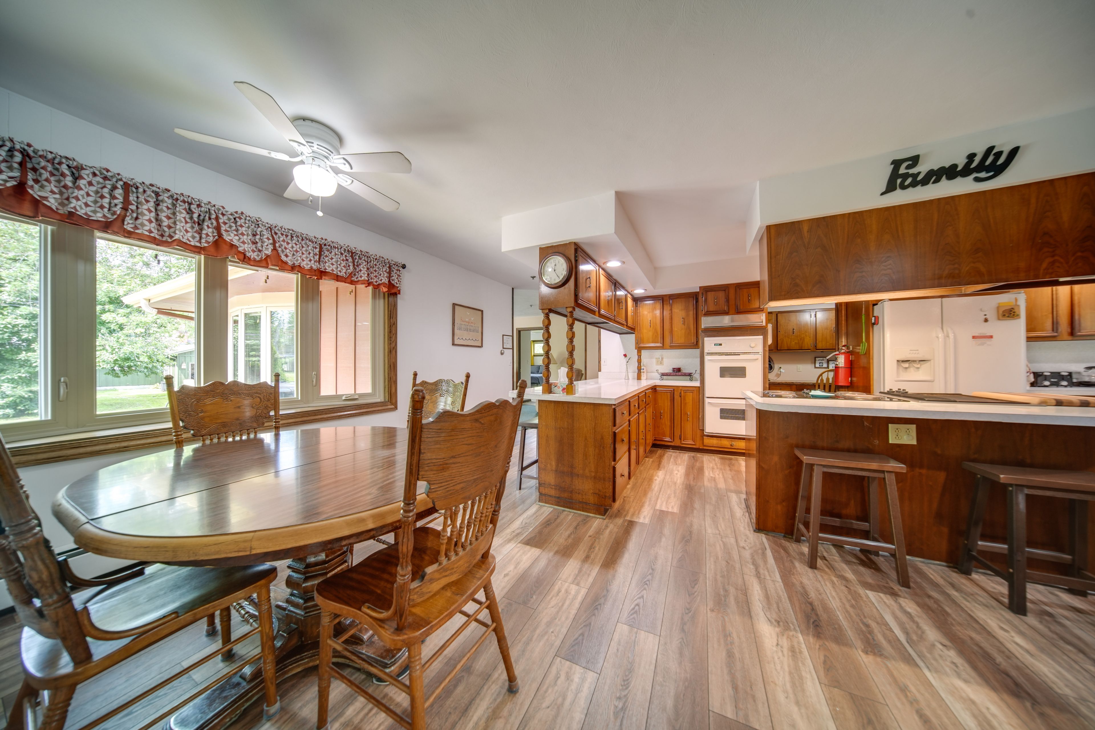 Dining Area | Dishware & Flatware Provided