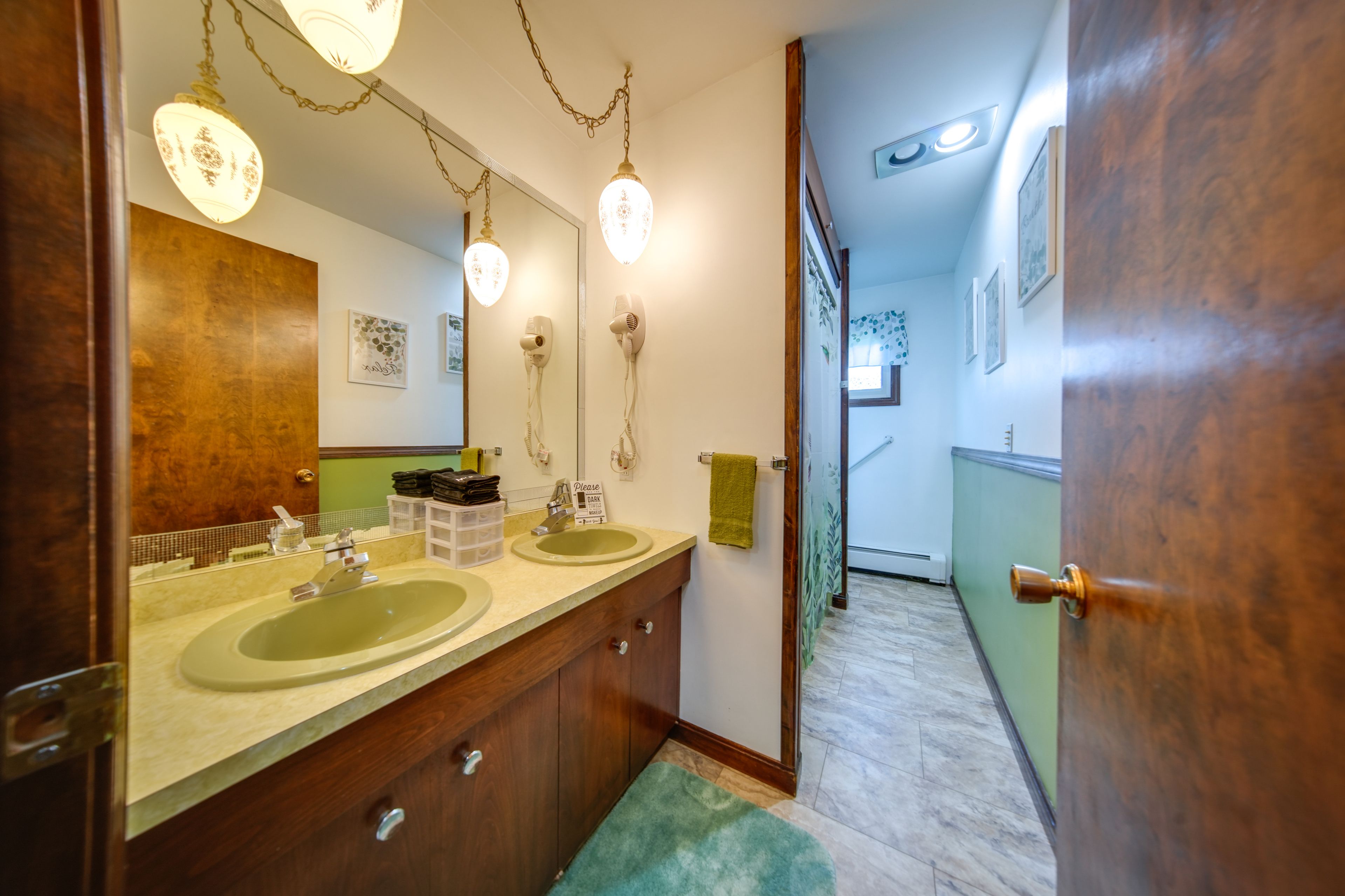 Full Bathroom | Complimentary Toiletries | Towels Provided