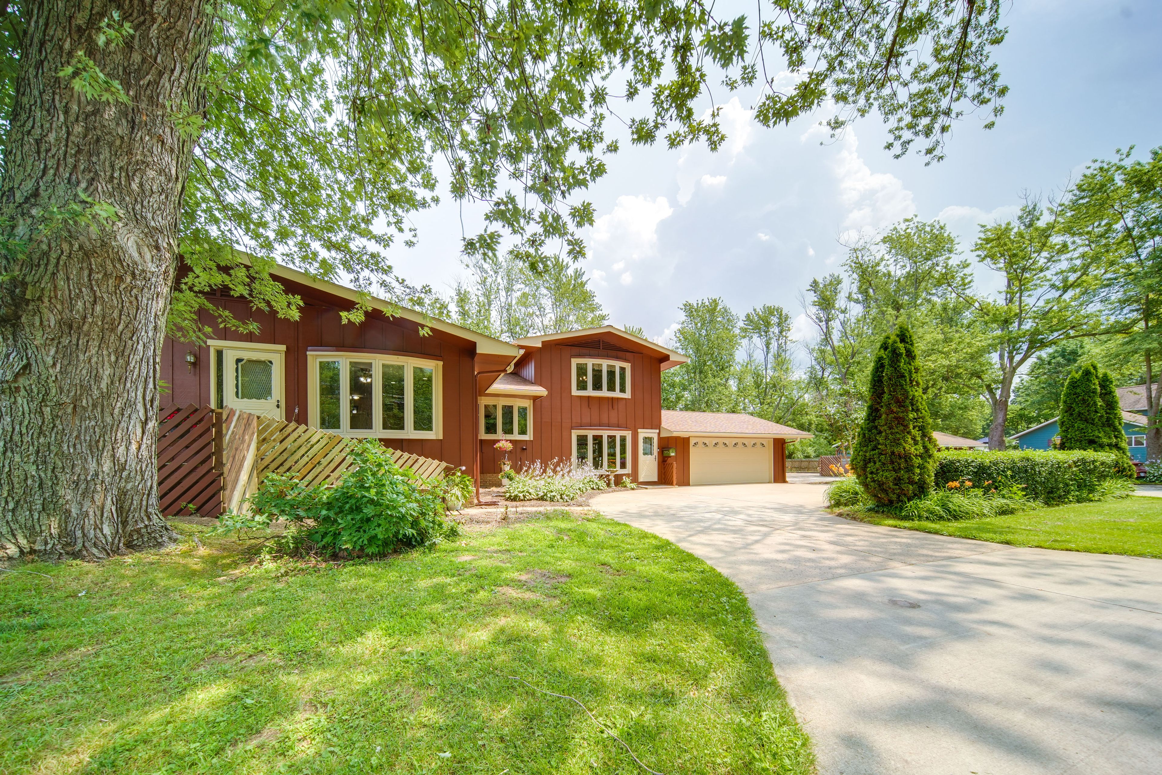 Parking | Driveway (10 Vehicles) | RV/Trailer Parking | Boat/Snowmobile Parking