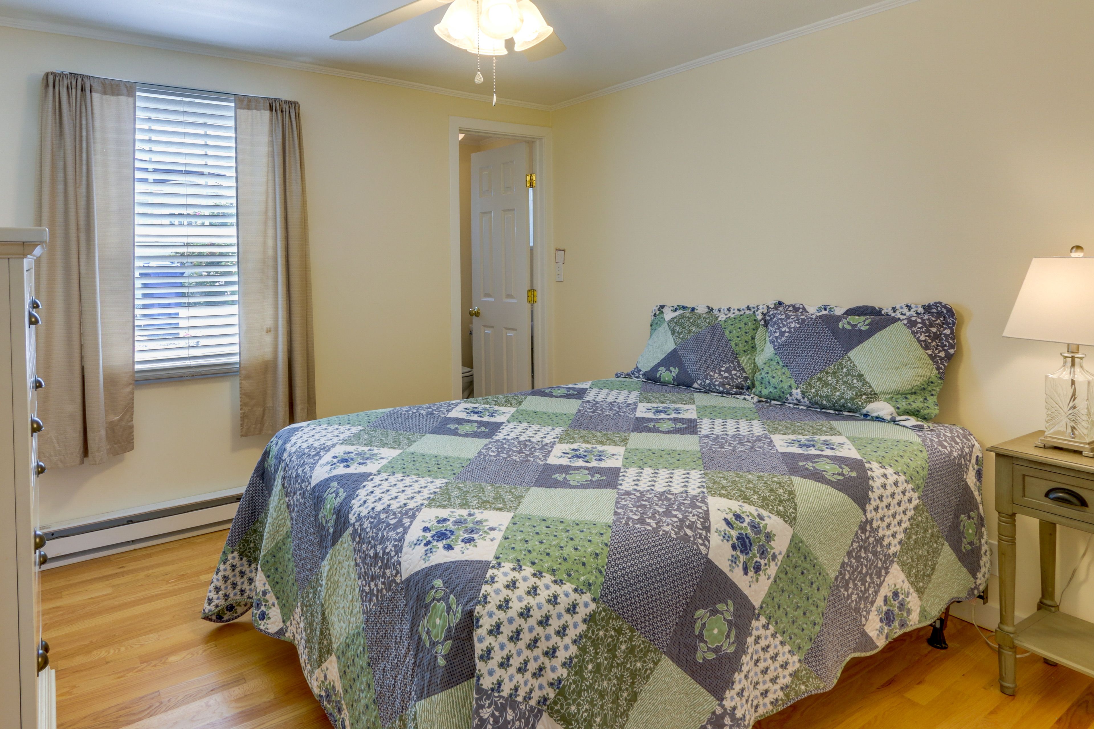 Bedroom 2 | Queen Bed | Smart TV