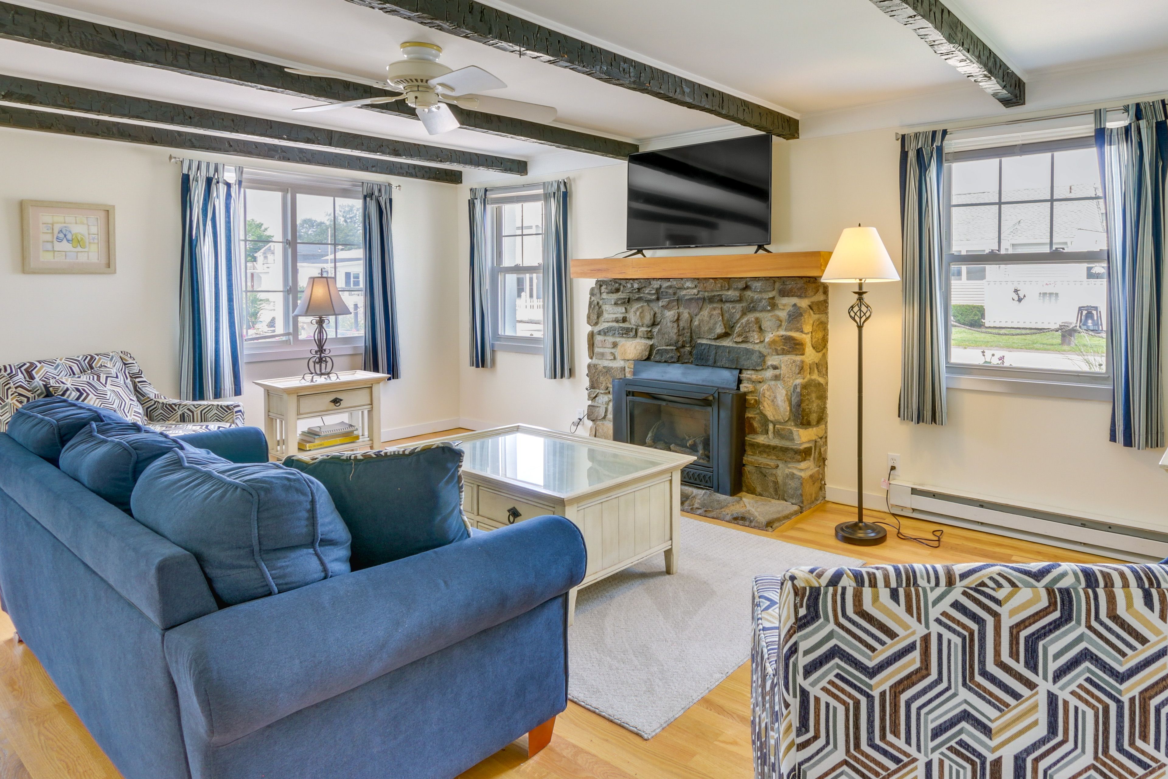 Living Room | Free WiFi | Central A/C | Electric Heating | Fireplace Unavailable