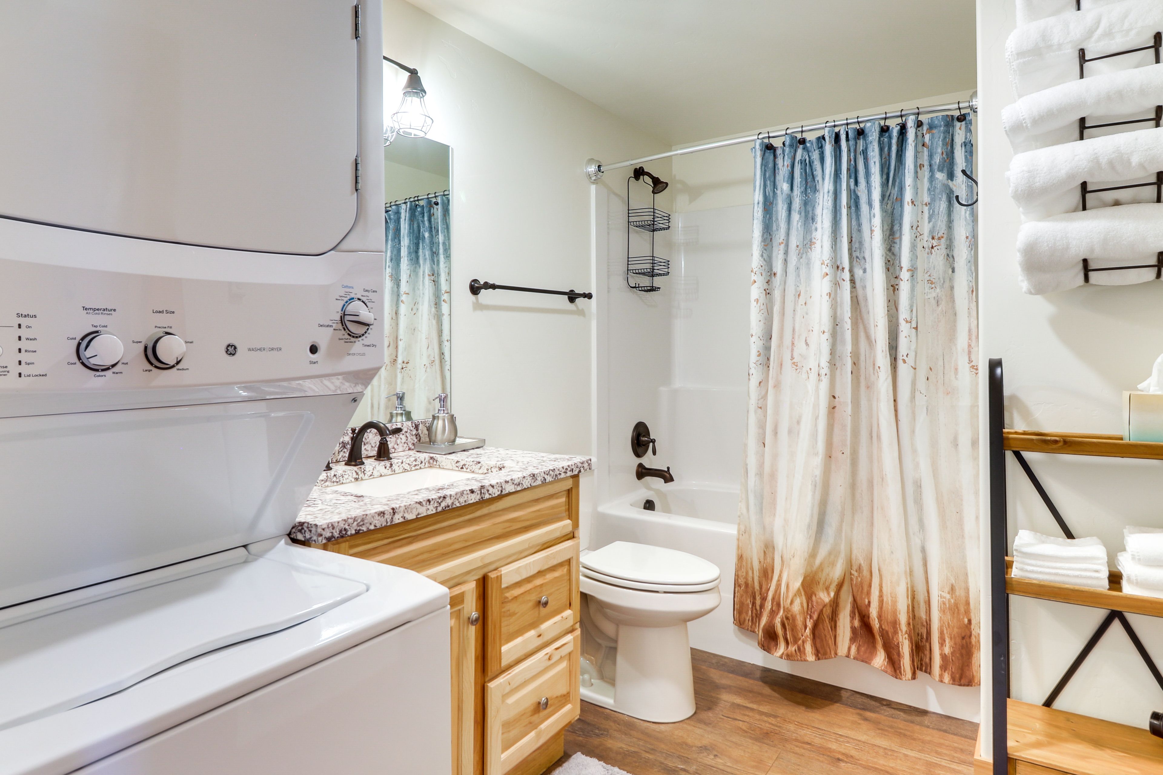 Full Bathroom | Towels Provided | Complimentary Toiletries | Washer & Dryer