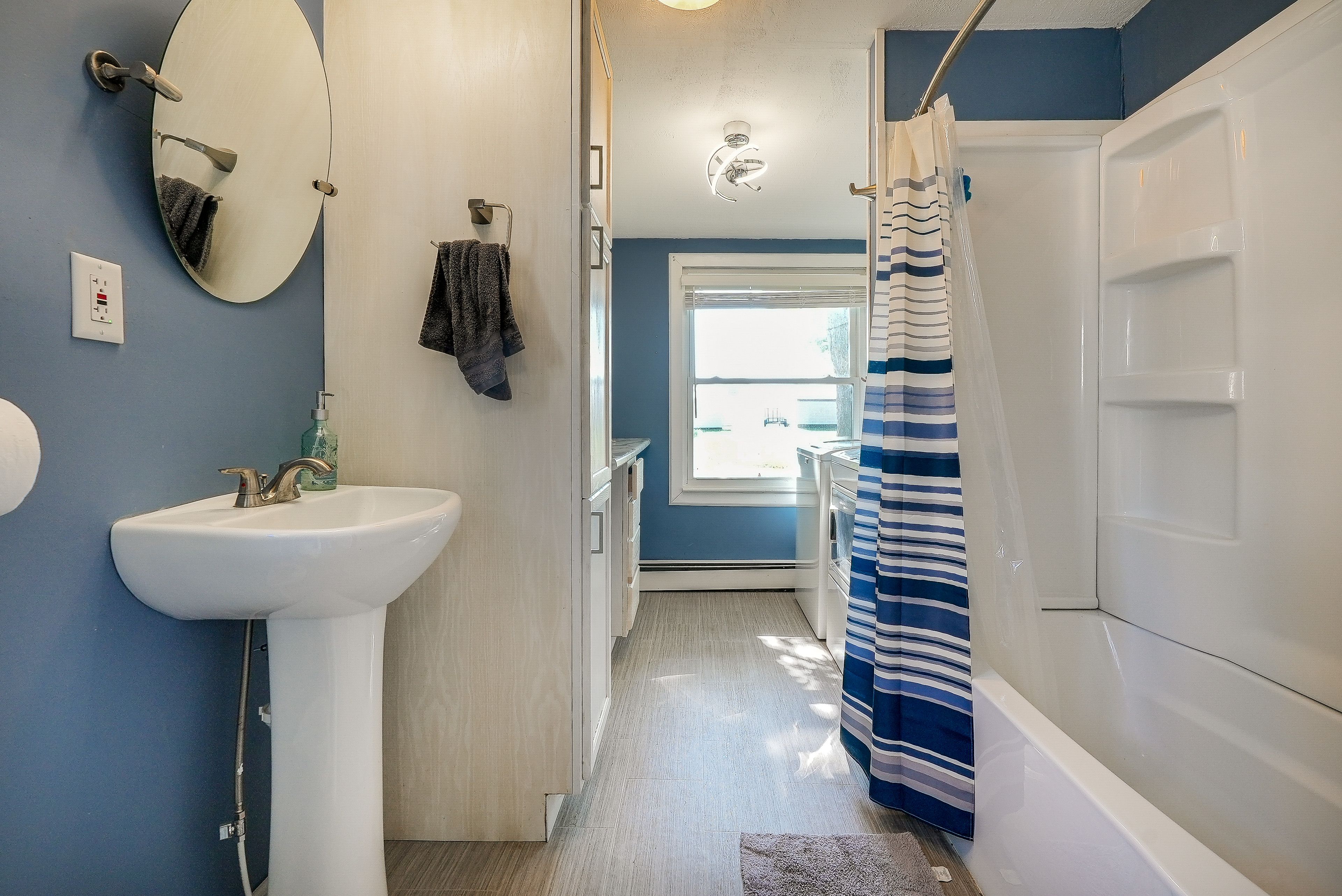 Full Bathroom | Towels Provided | Complimentary Toiletries | Washer & Dryer