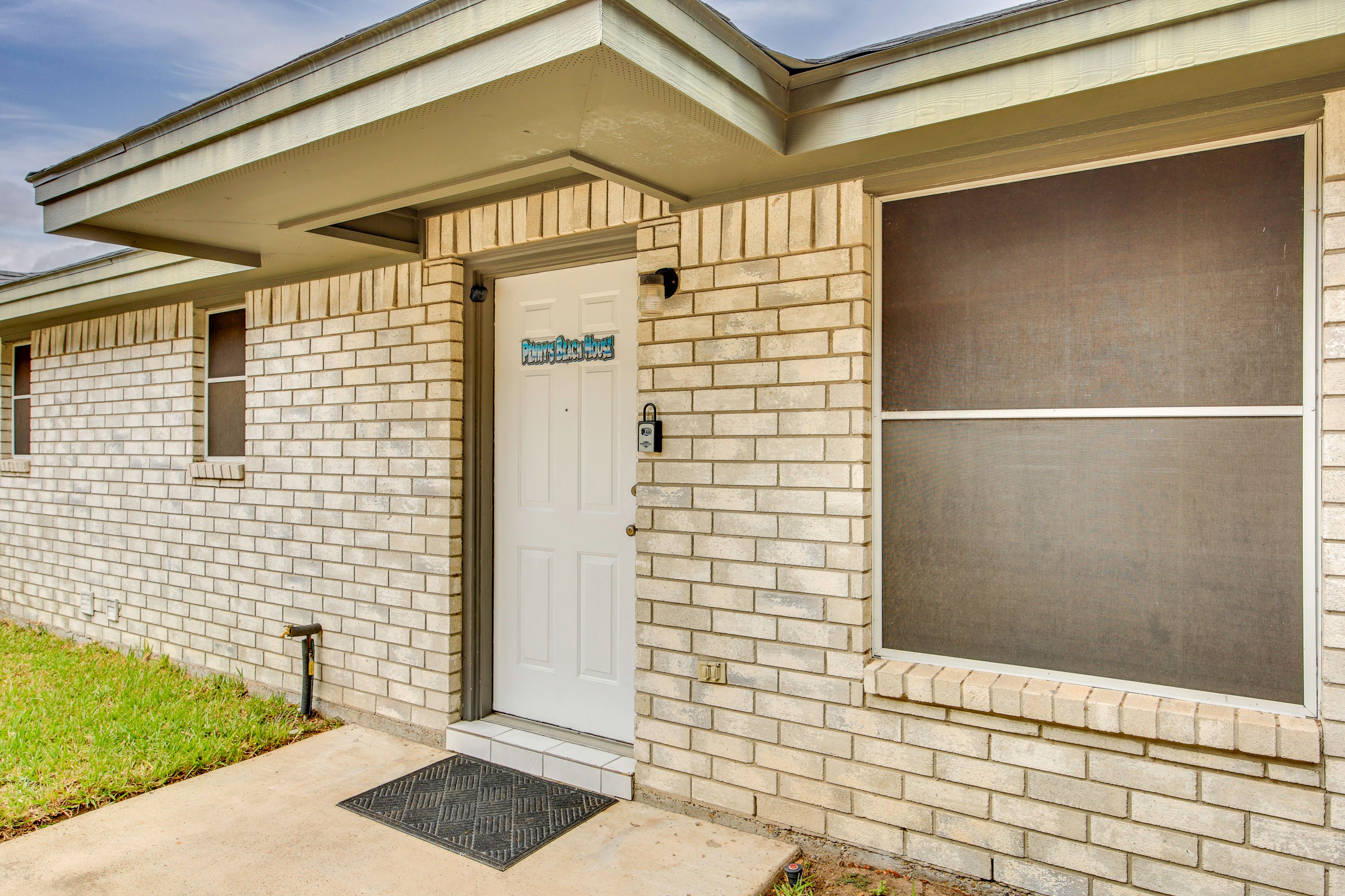 Property Exterior | Single-Level Apartment