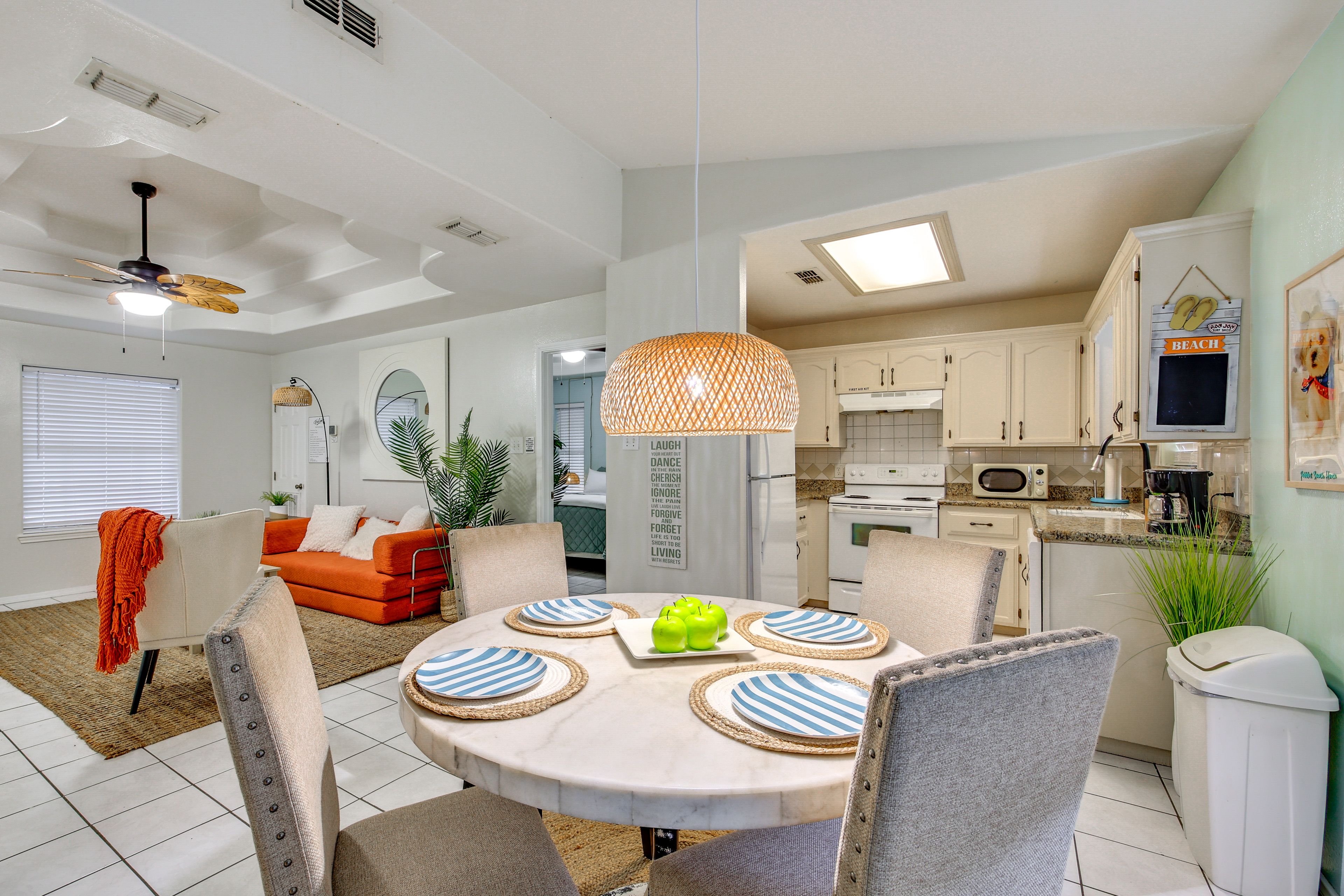 Dining Area & Kitchen | Free WiFi