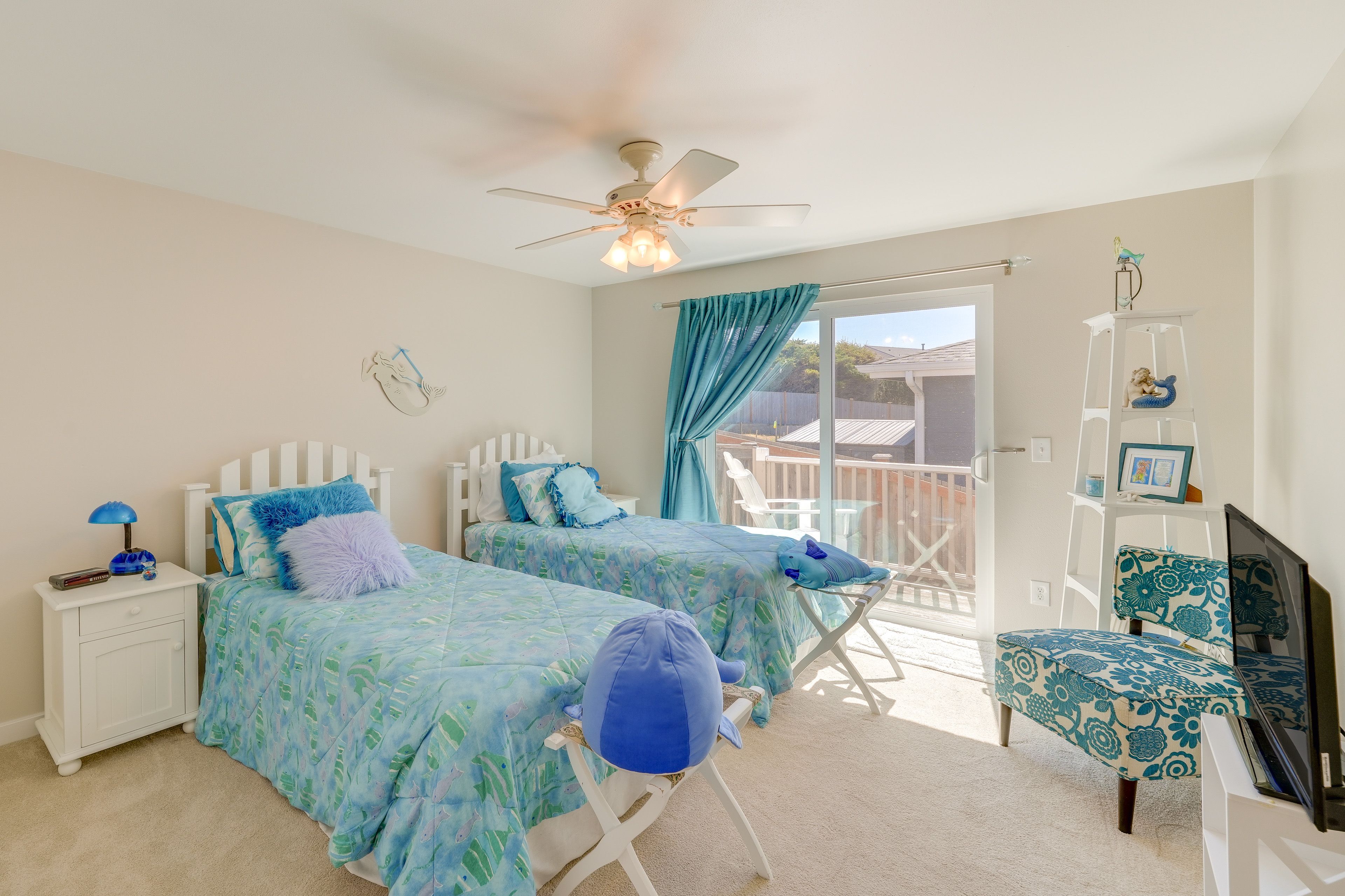 Bedroom 2 | 2 Twin Beds | Landing Access