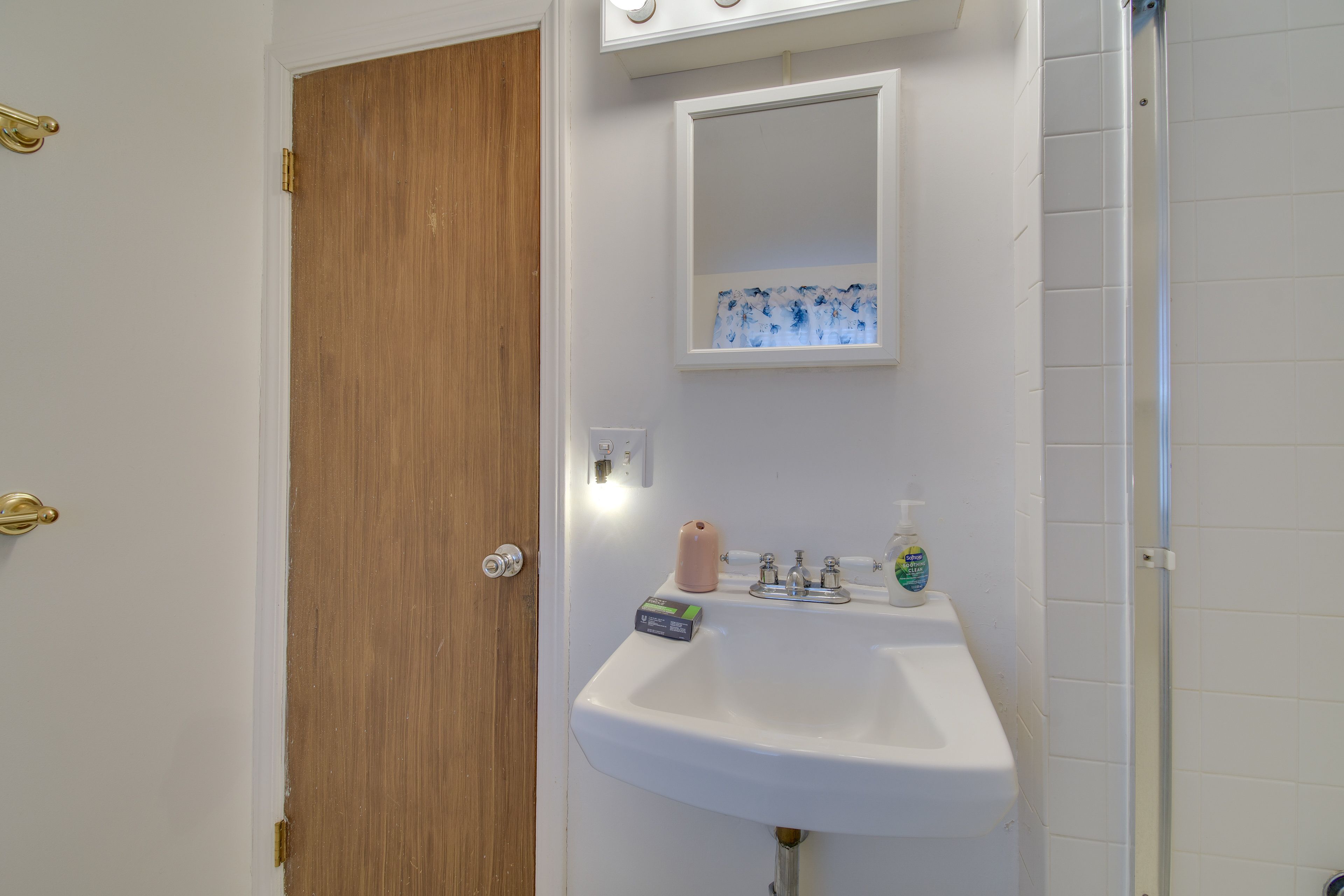 Bathroom | Complimentary Toiletries | Towels Provided