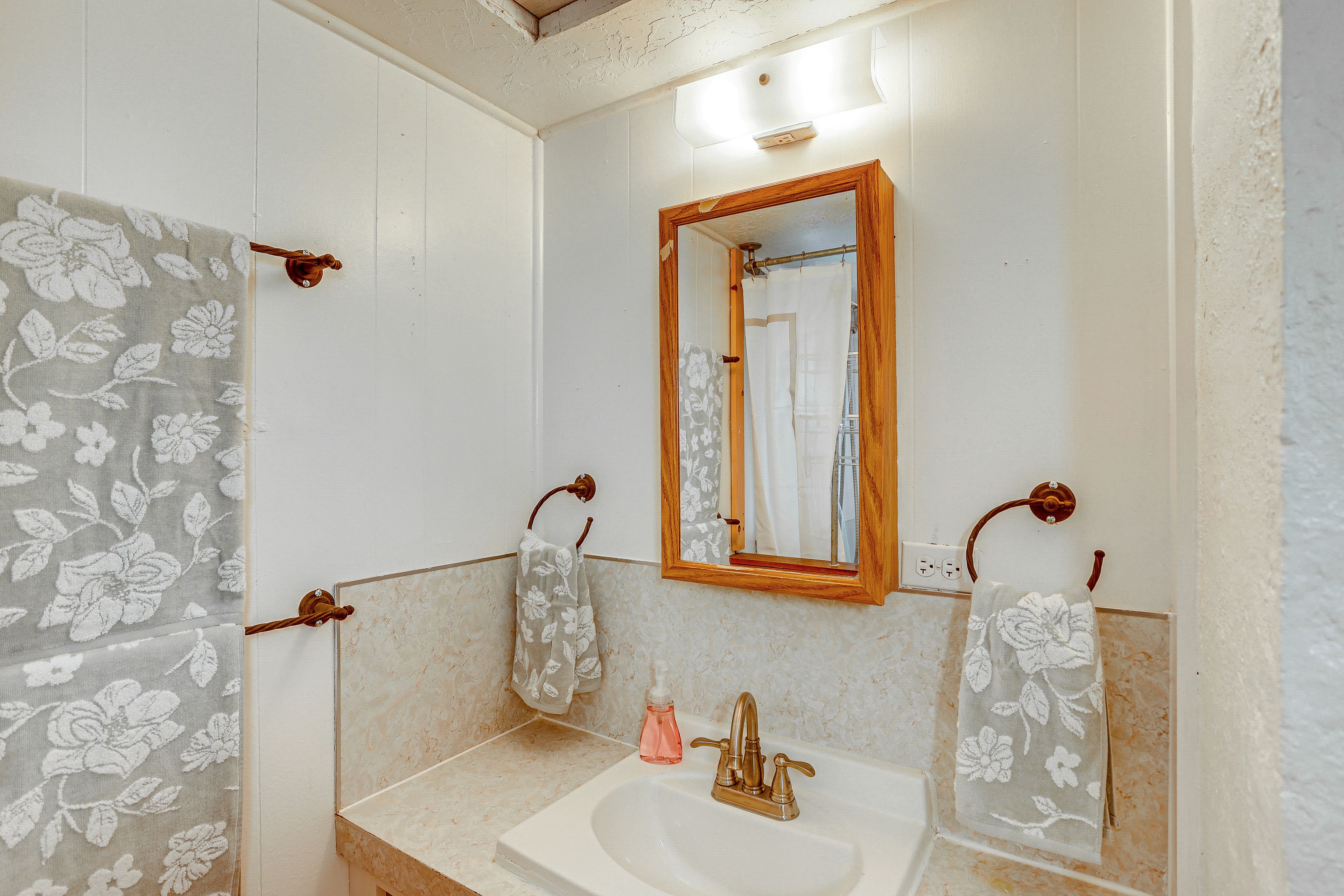 Full Bathroom | 1st Floor | Complimentary Toiletries