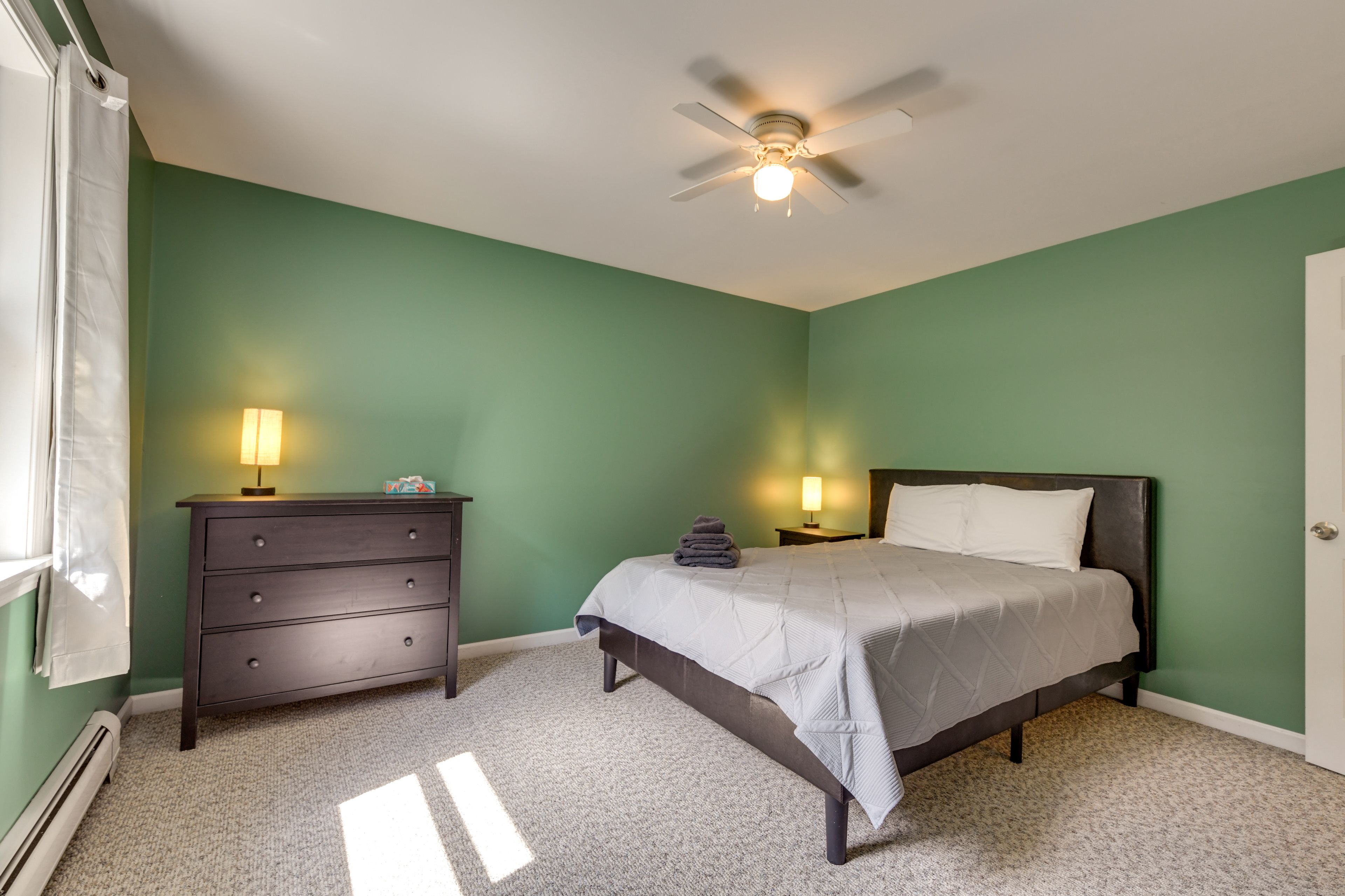 Bedroom 3 | Queen Bed