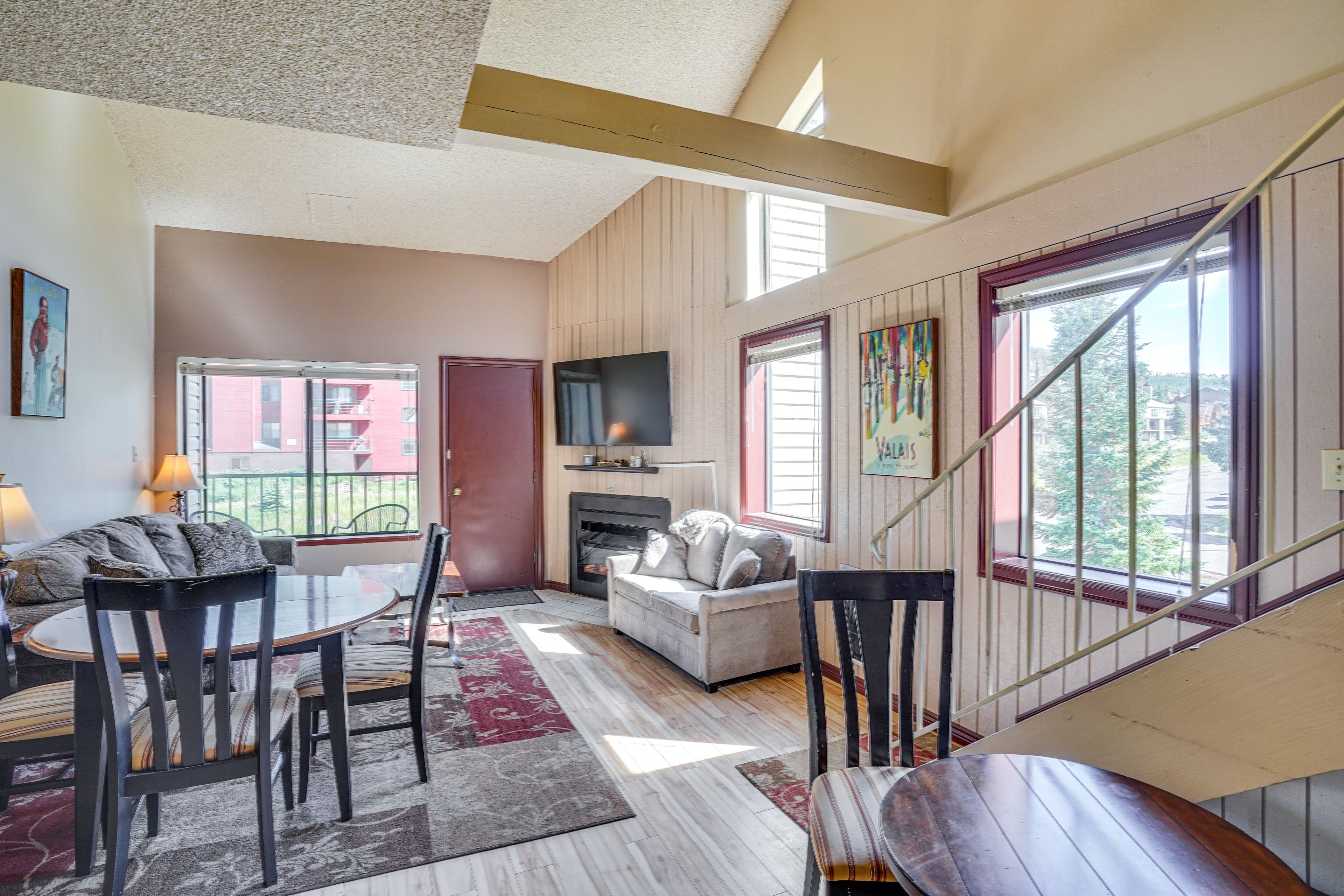 Living Room | Sleeper Sofa | Free WiFi | Smart TV | 3rd-Floor Unit