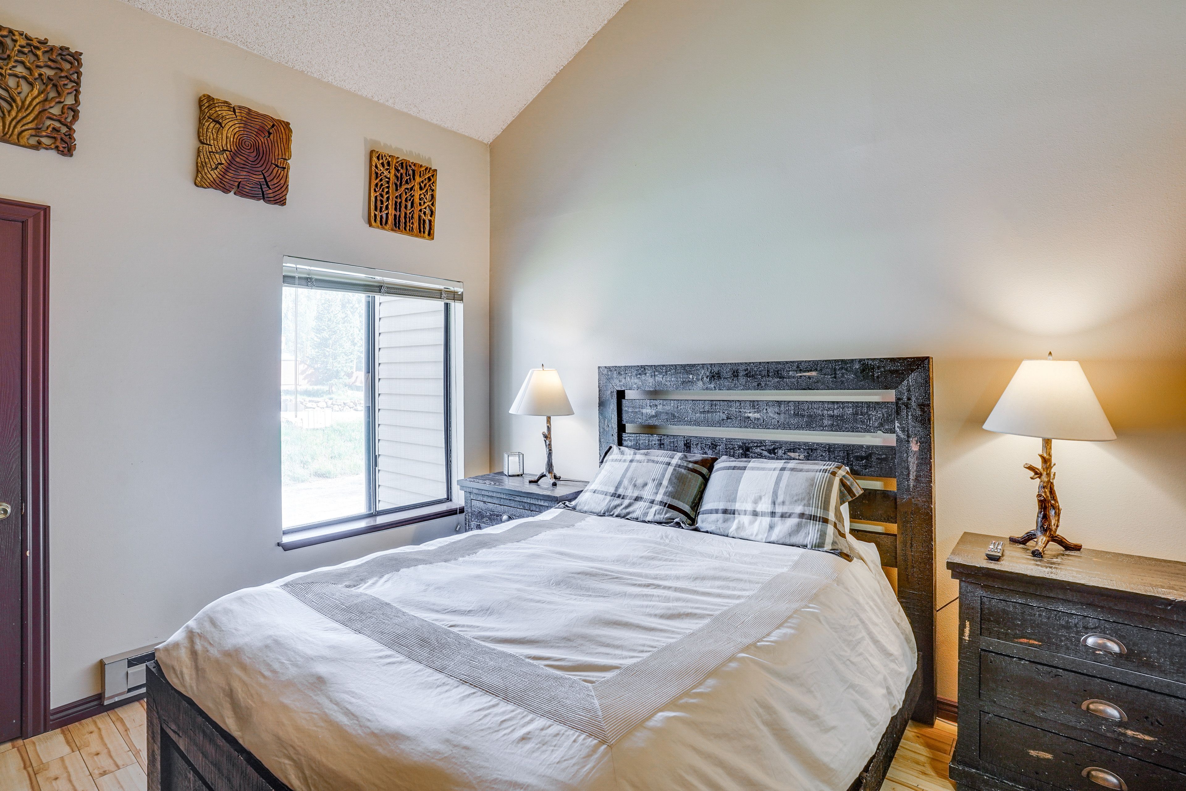 Bedroom | Queen Bed