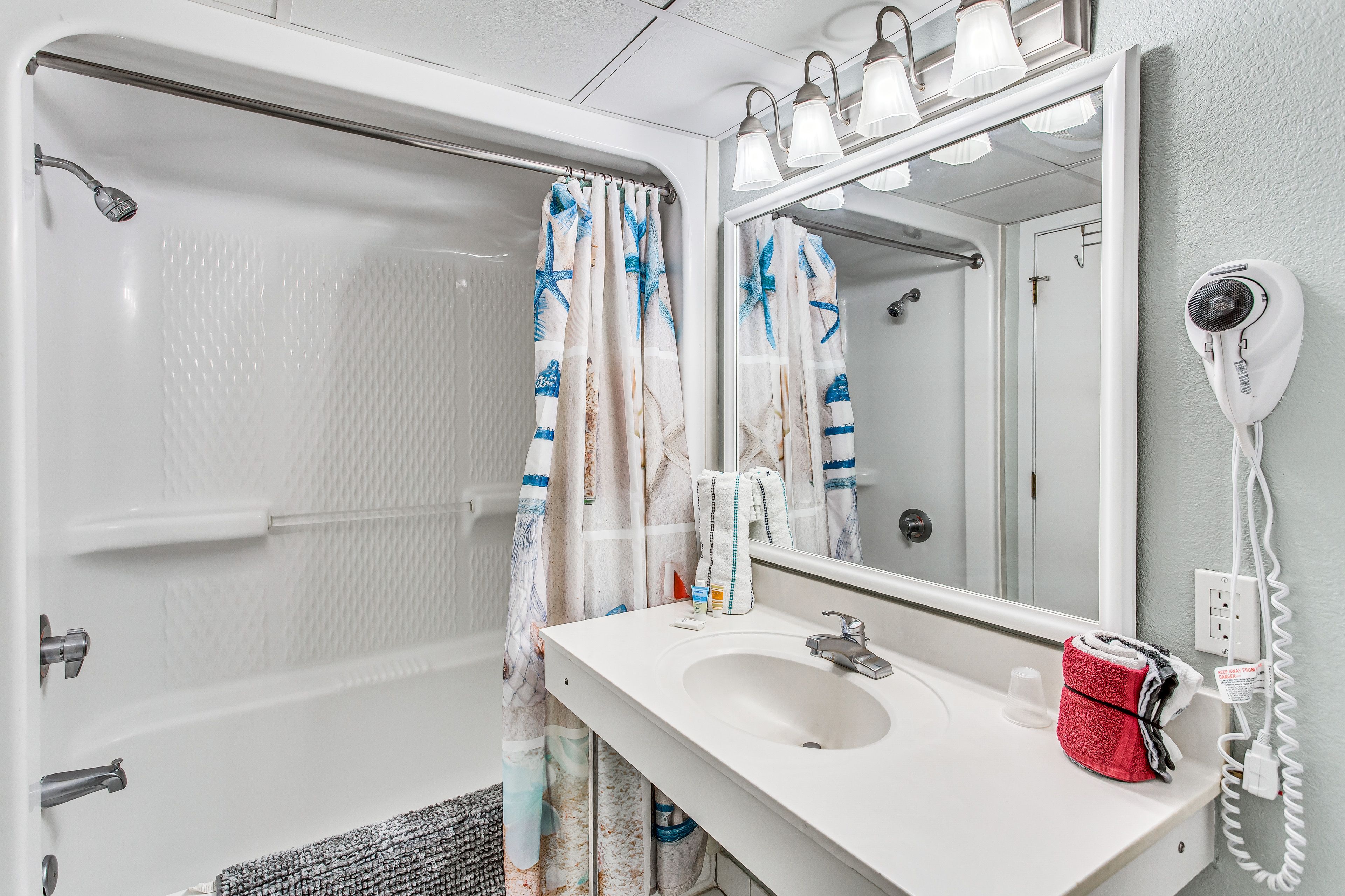 Full Bathroom | Main Level | Towels Provided | Hair Dryer