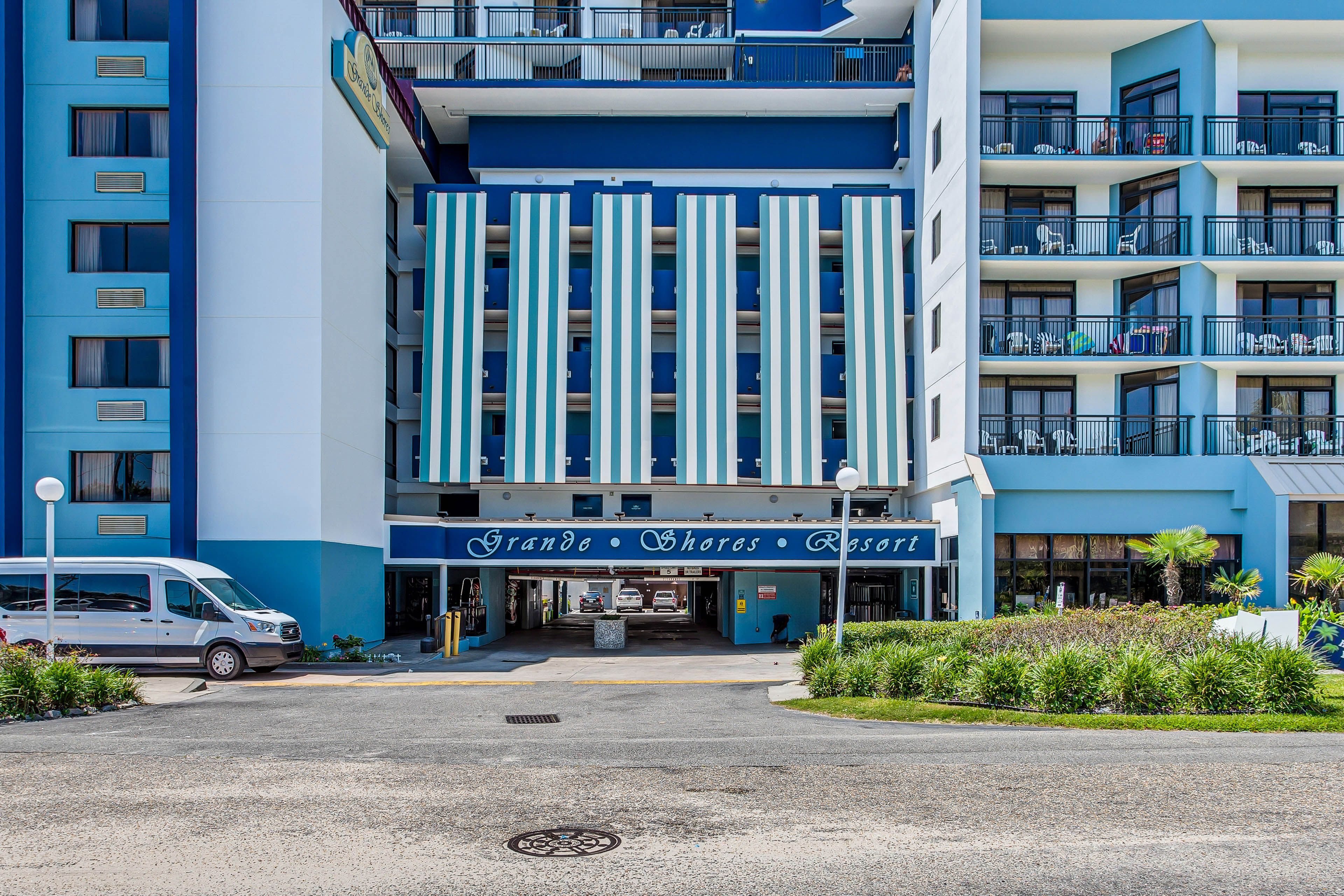 Grande Shores Resort | Outdoor Pools | Hot Tub | Lazy River | Indoor Pool