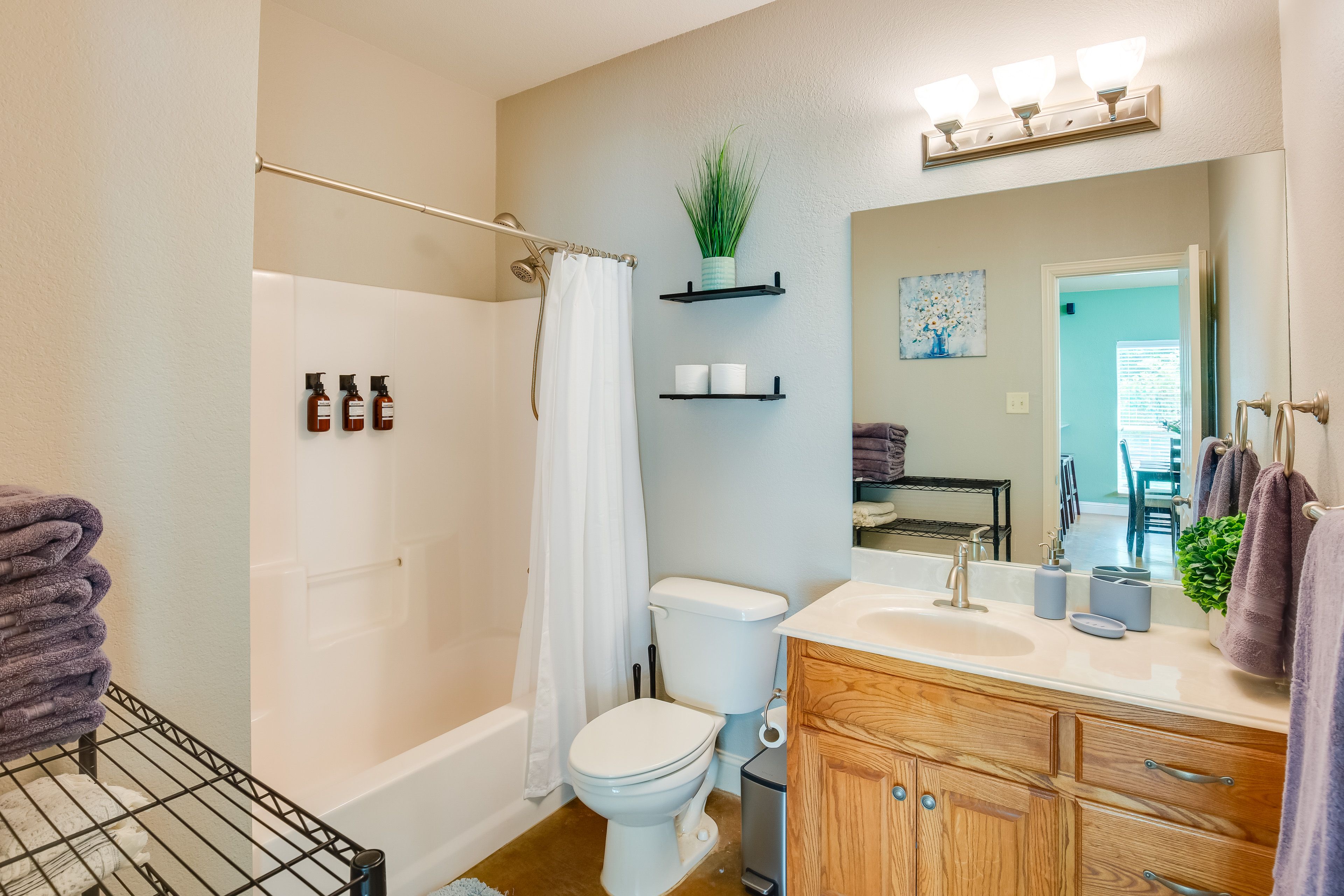 Full Bathroom | Main Level | Towels Provided