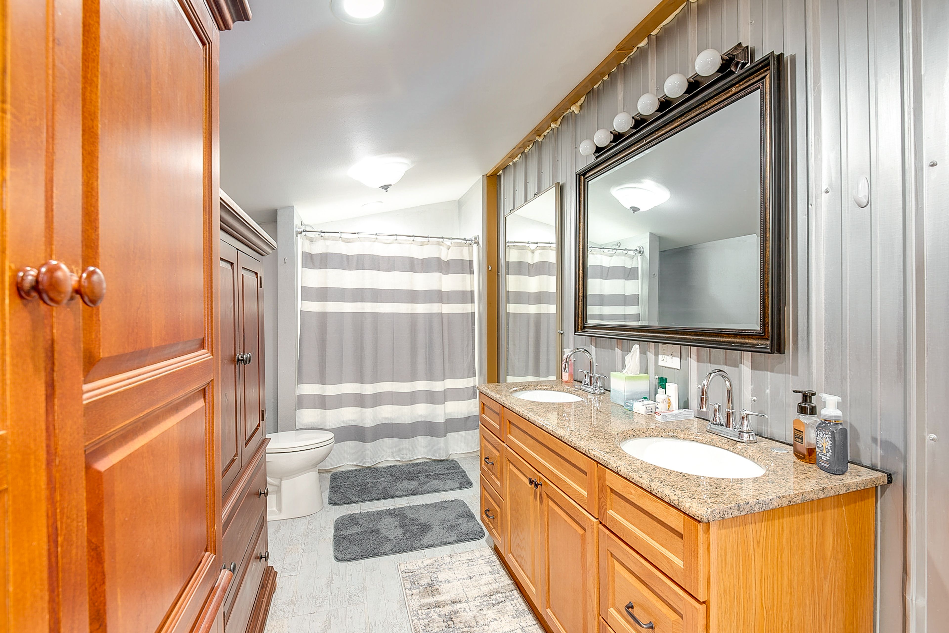 Full Bathroom | Towels Provided | Complimentary Toiletries | Hair Dryer